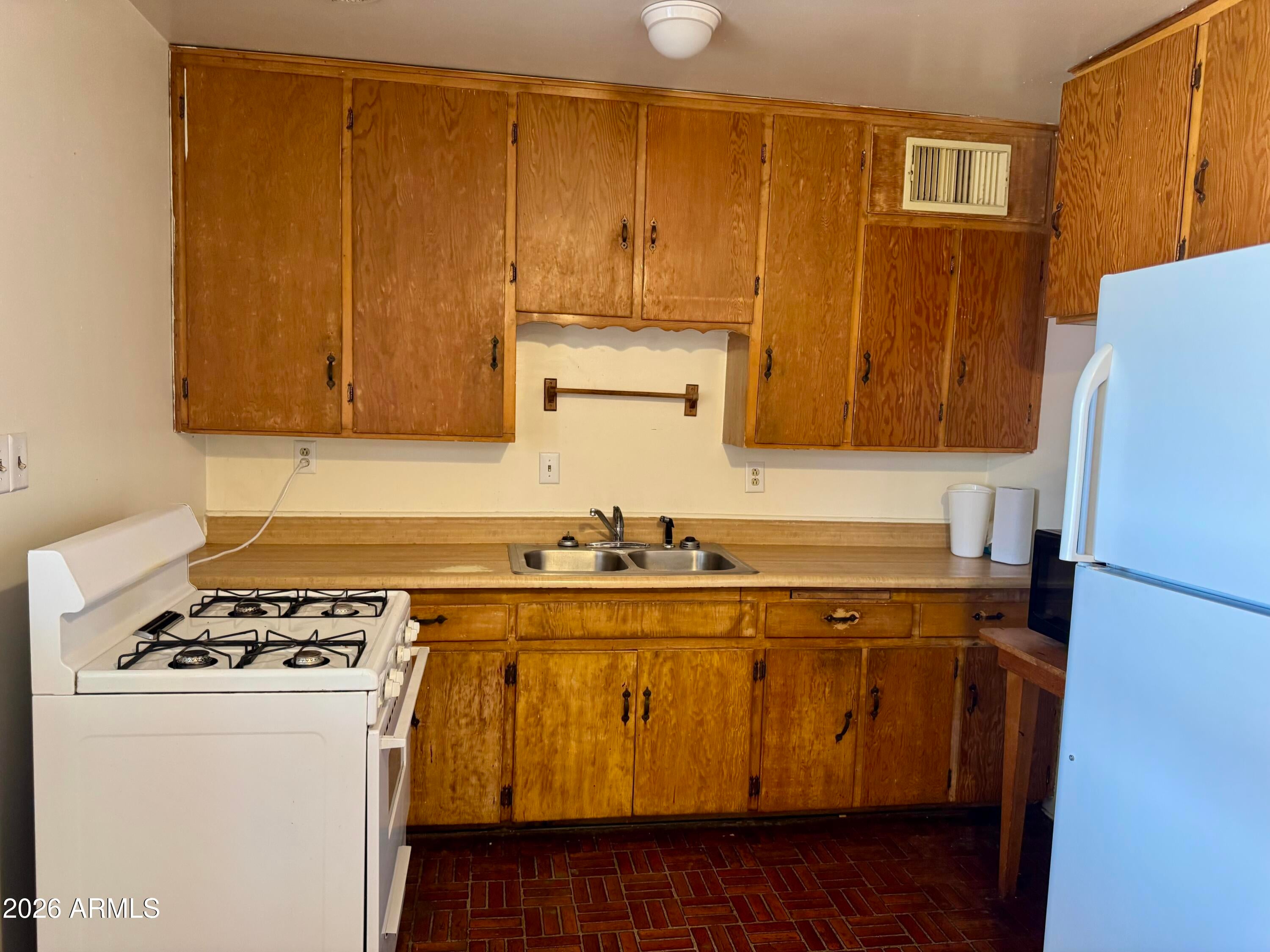 714 E ROOSEVELT Avenue