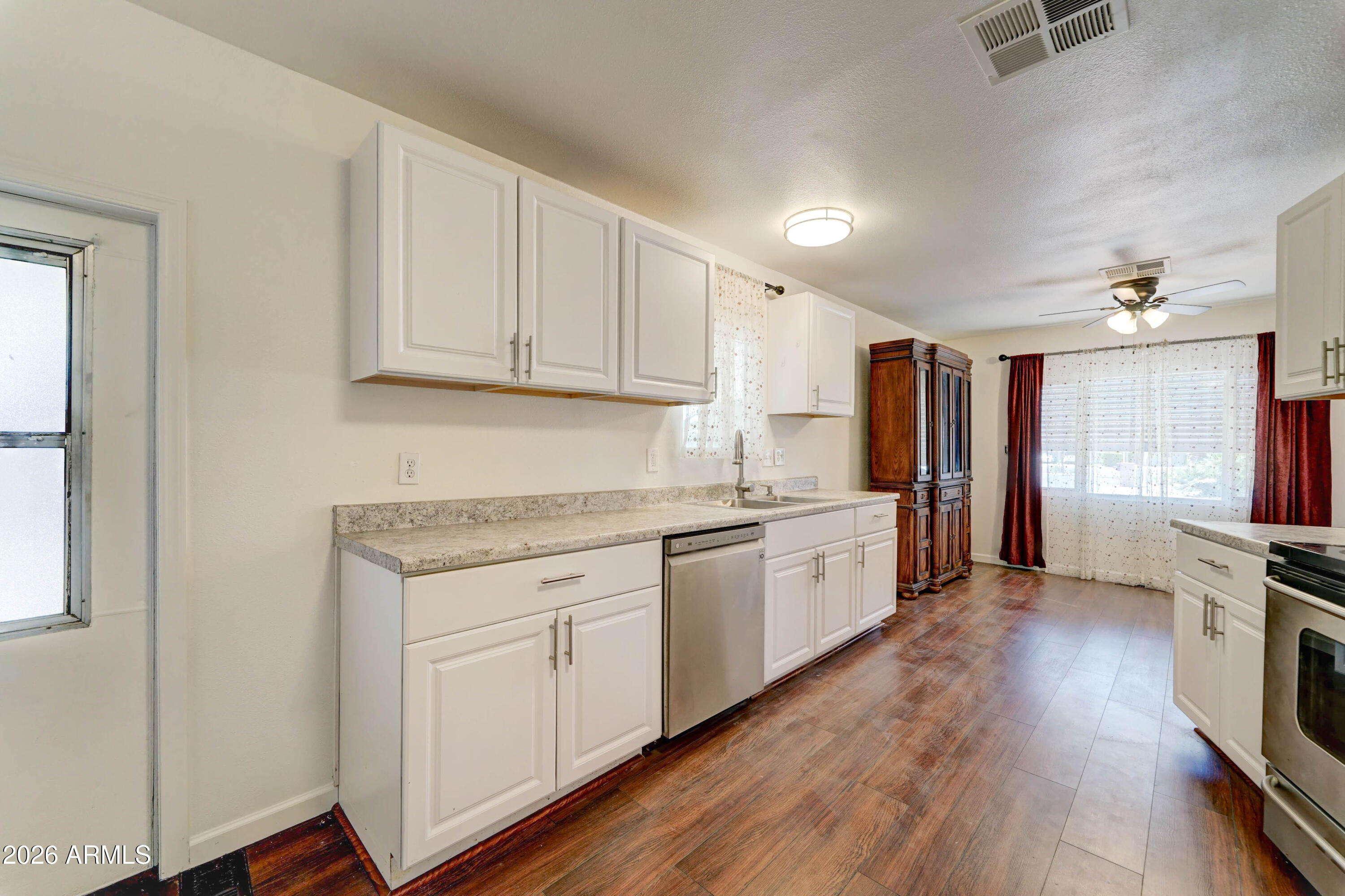 3448 E BEVERLY Lane