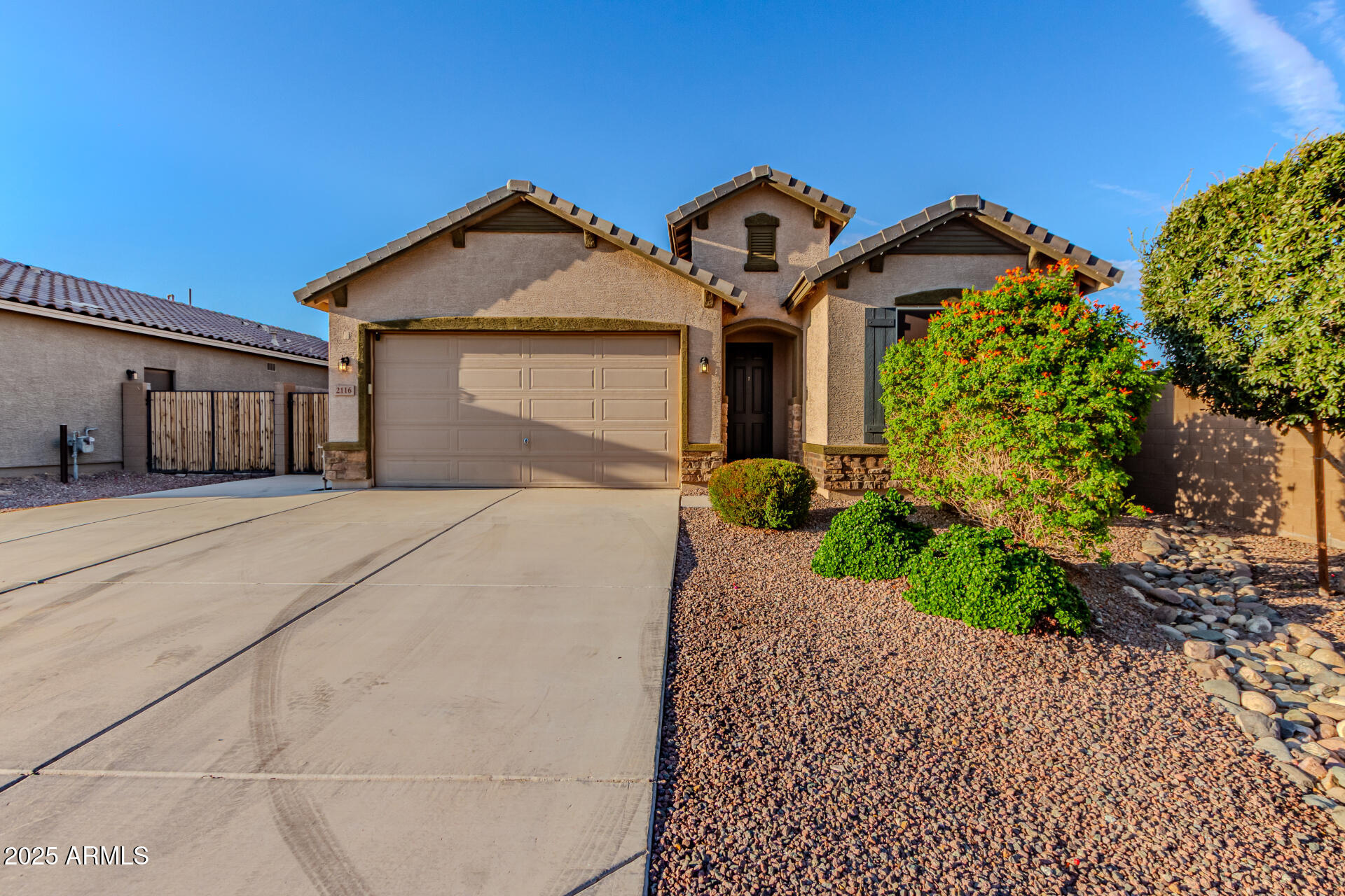 2116 W LARISSA Lane