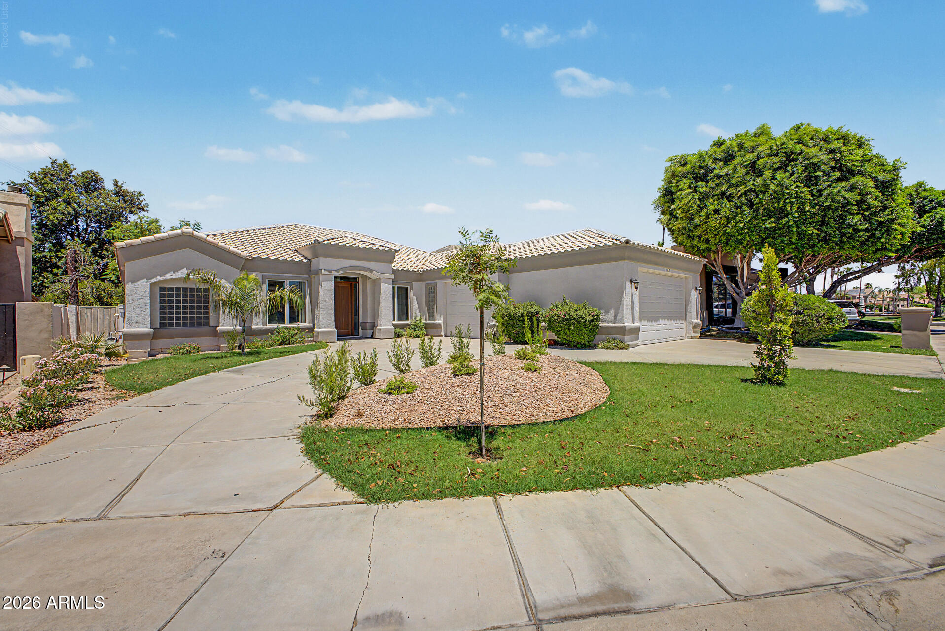 1912 E SCHOONER Court