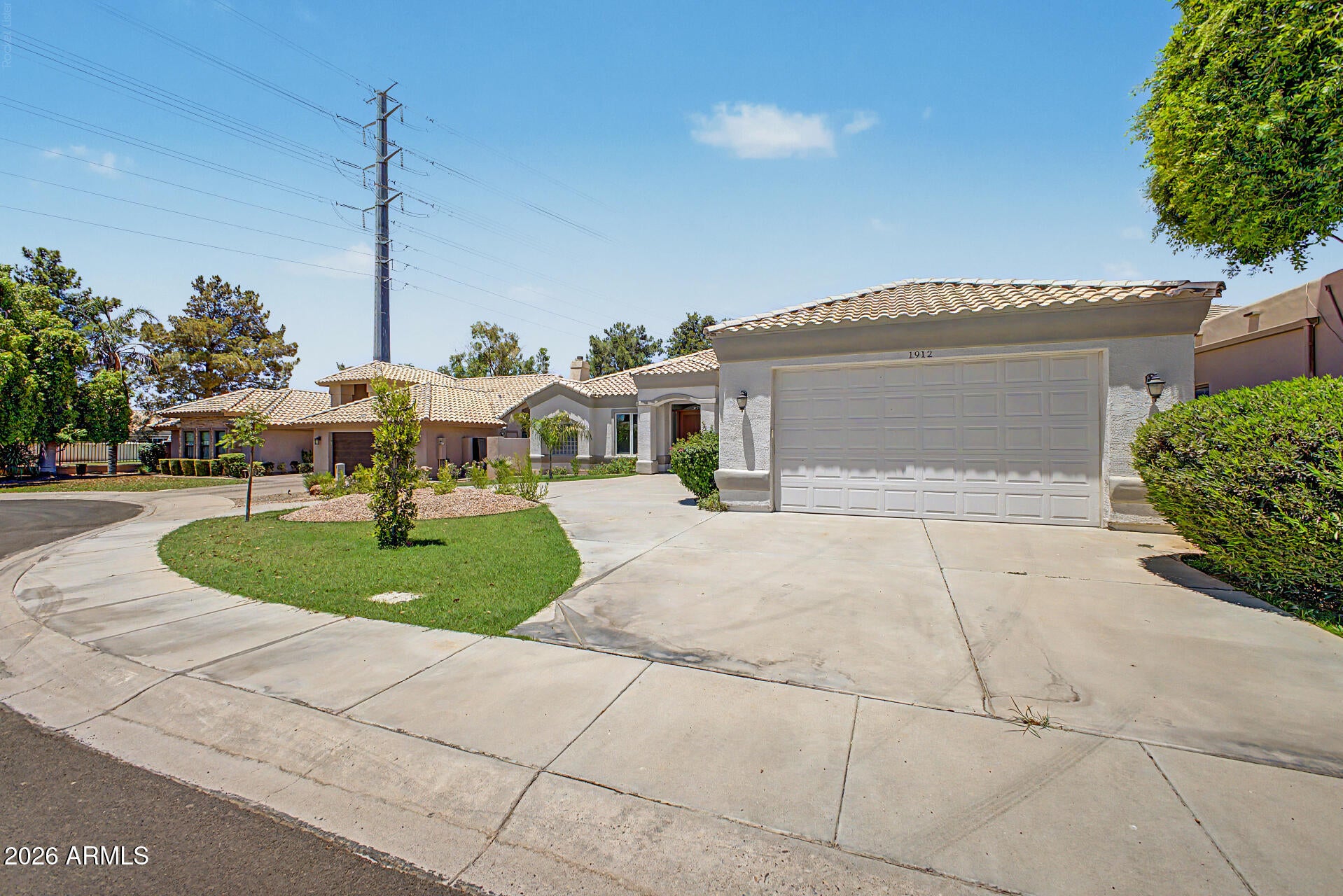 1912 E SCHOONER Court