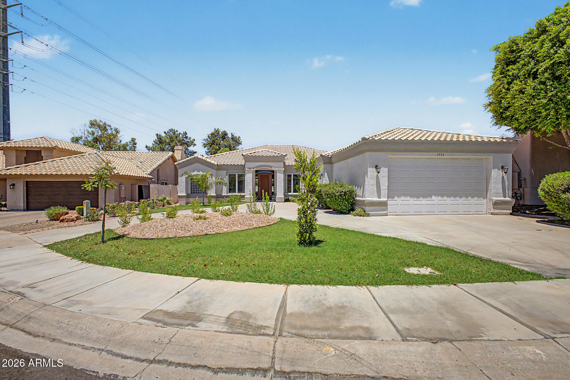1912 E SCHOONER Court