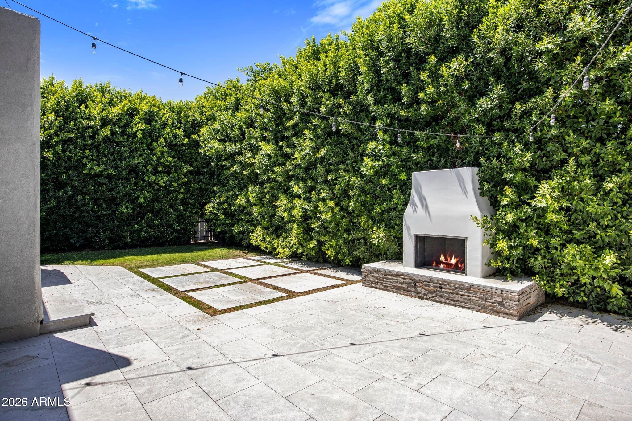 216 W WINGED FOOT Road