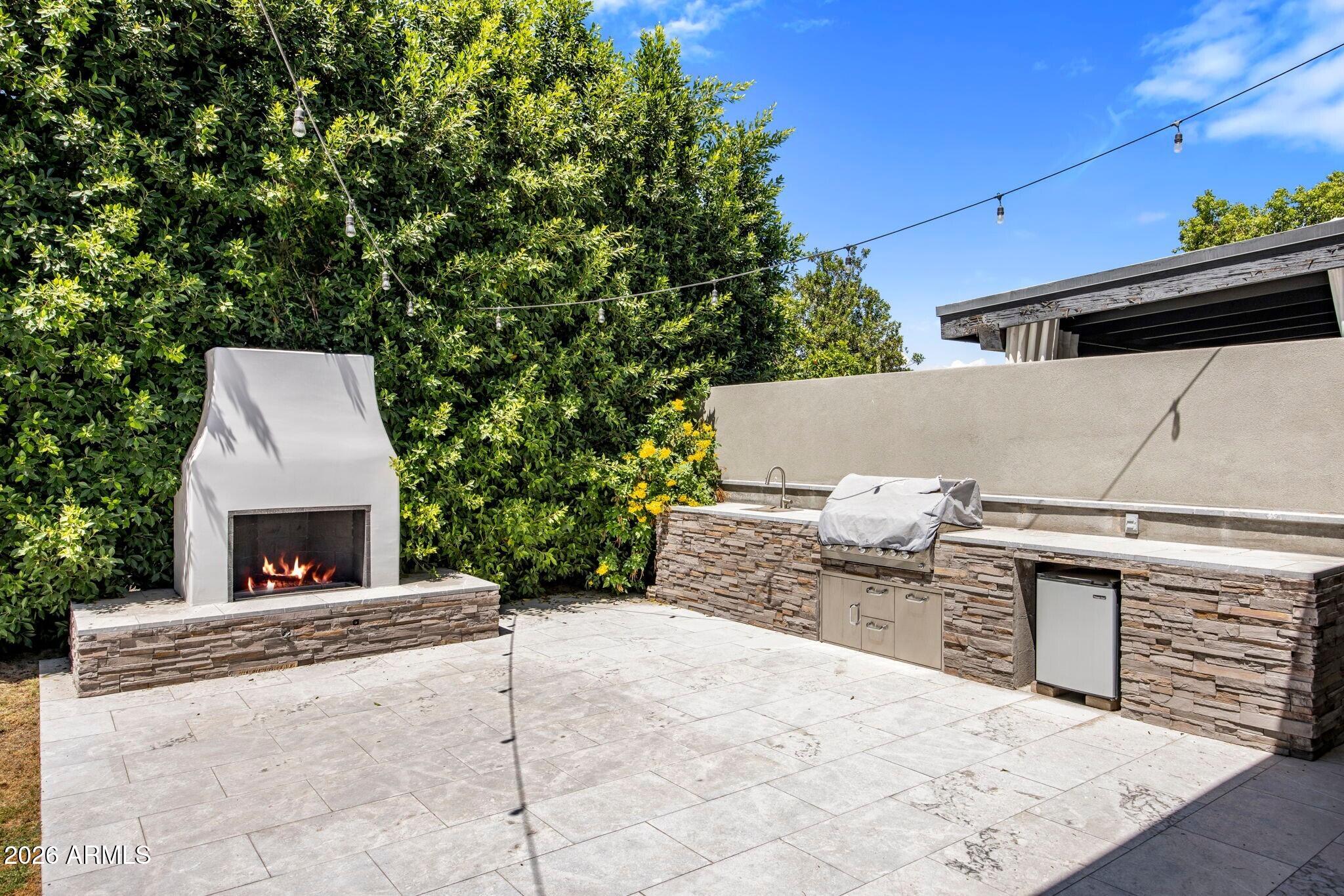 216 W WINGED FOOT Road