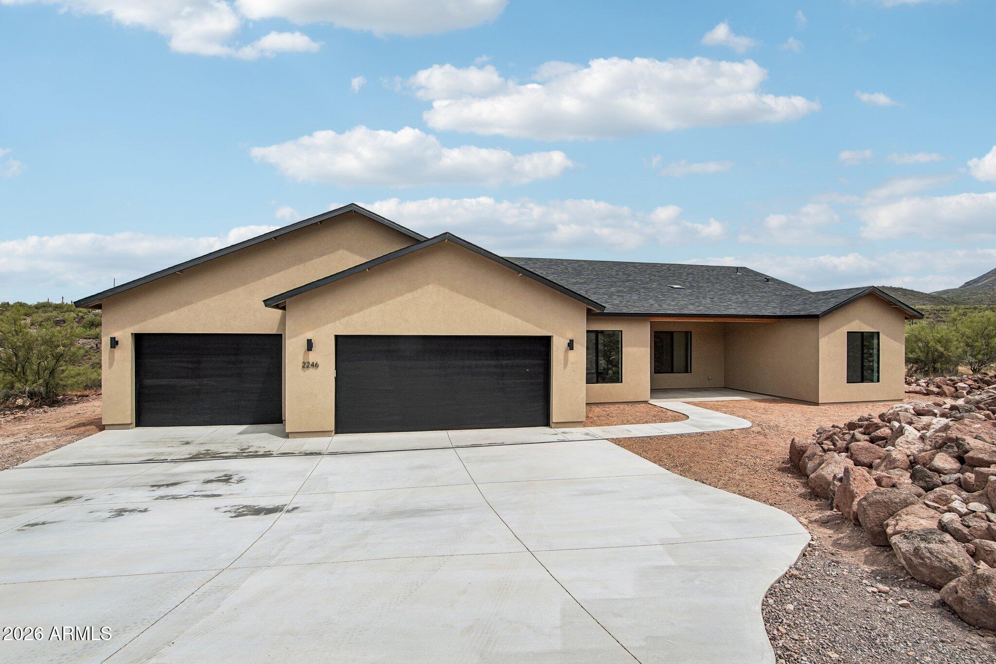 2246 E MANANA Road