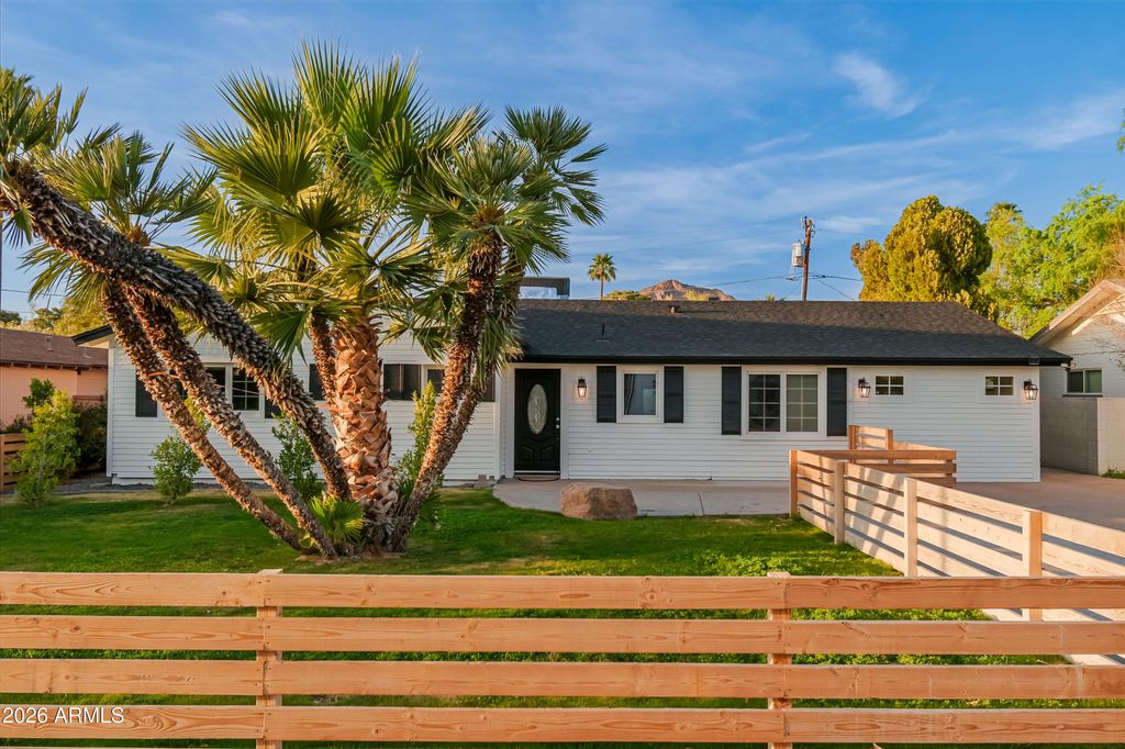 Photo of 5328 E Pinchot Avenue, Phoenix, AZ 85018 (MLS # 7000337)