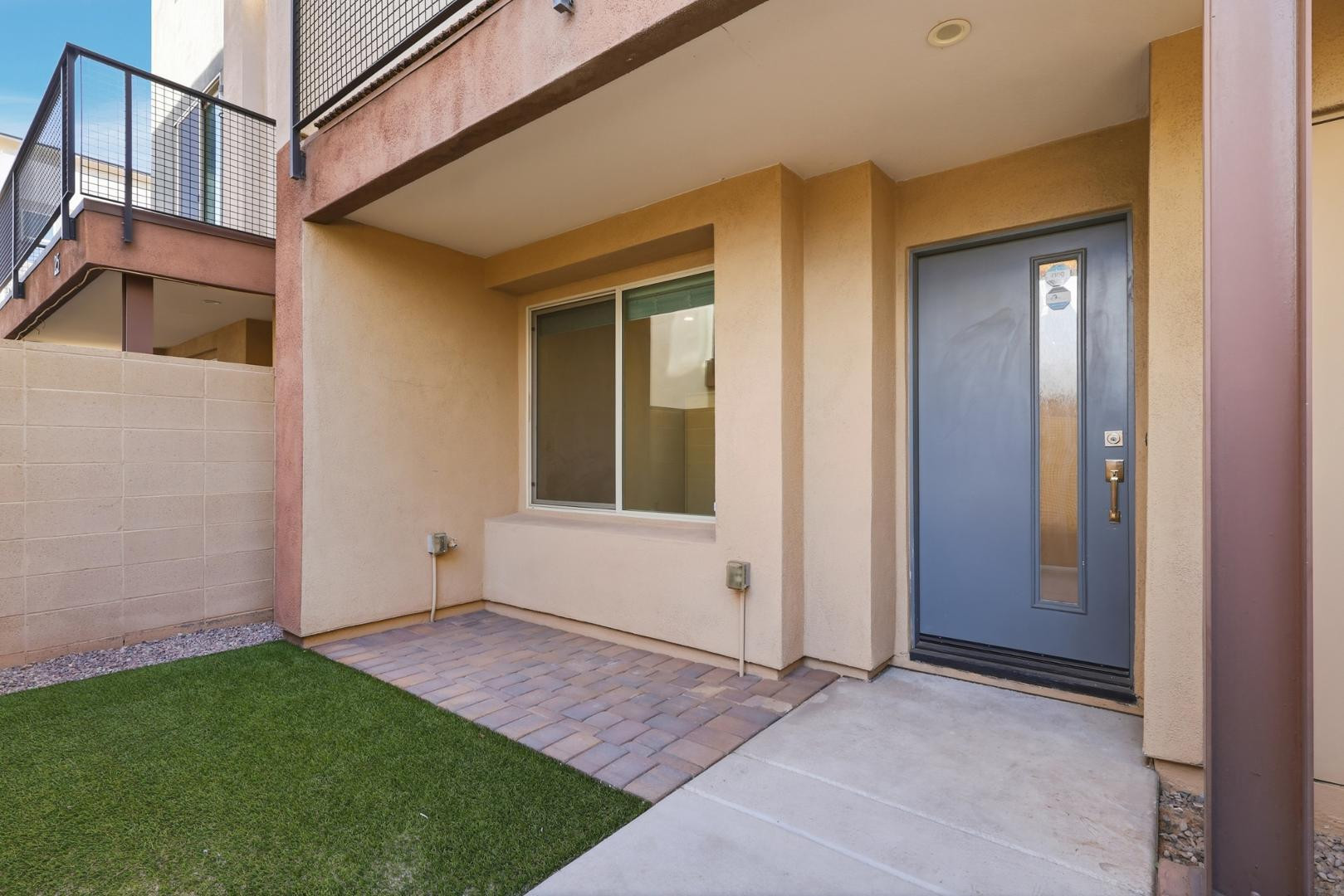 820 N 8TH Avenue 24