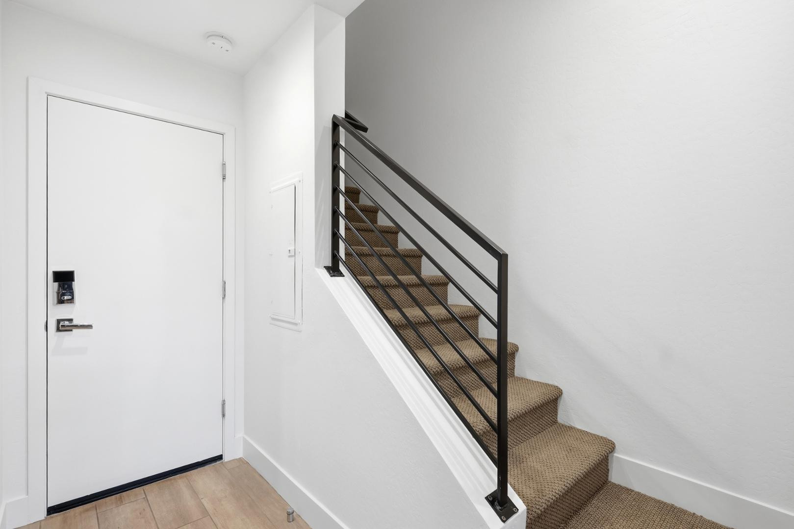 820 N 8TH Avenue 24