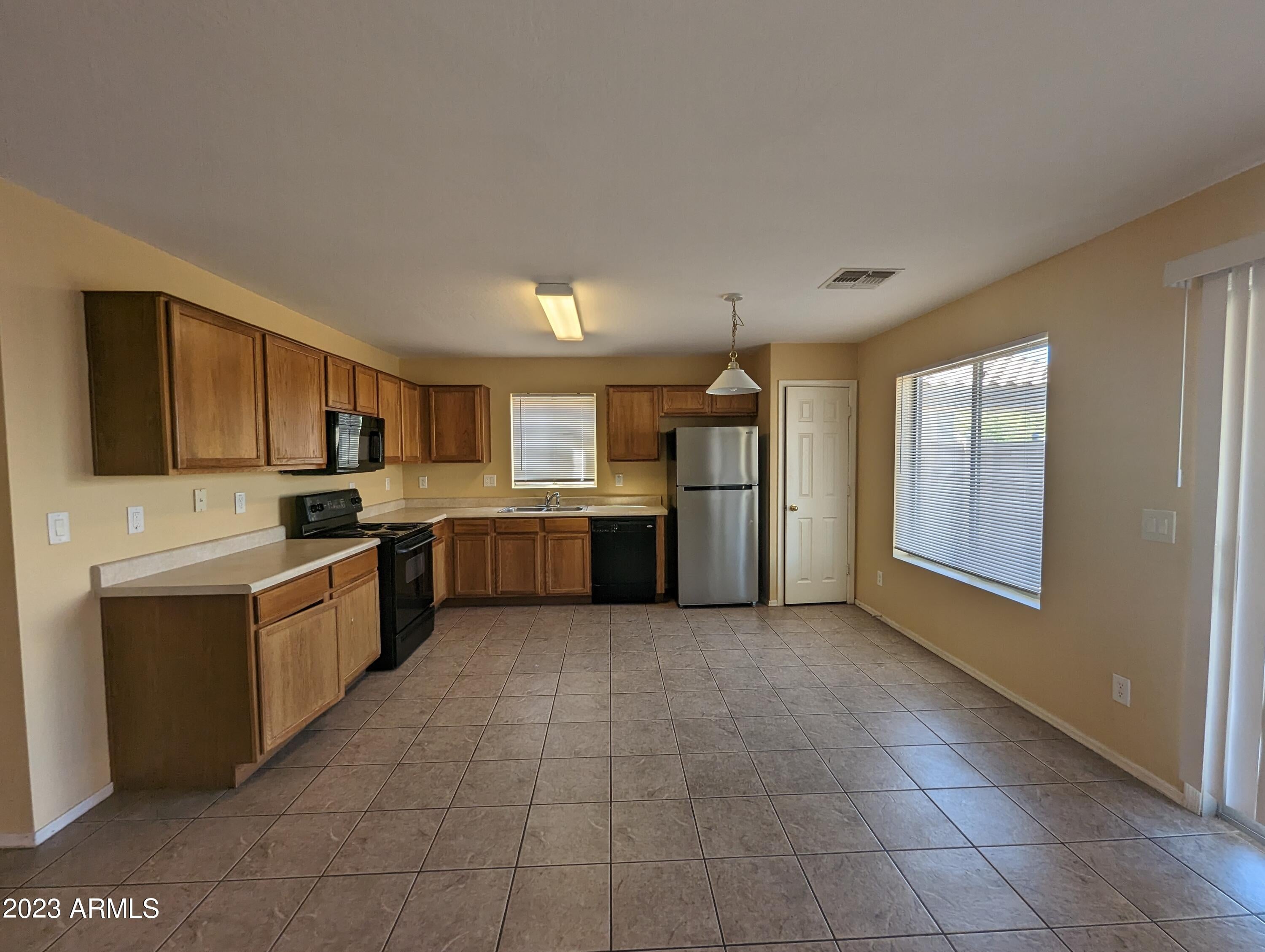 2270 W CENTRAL Avenue
