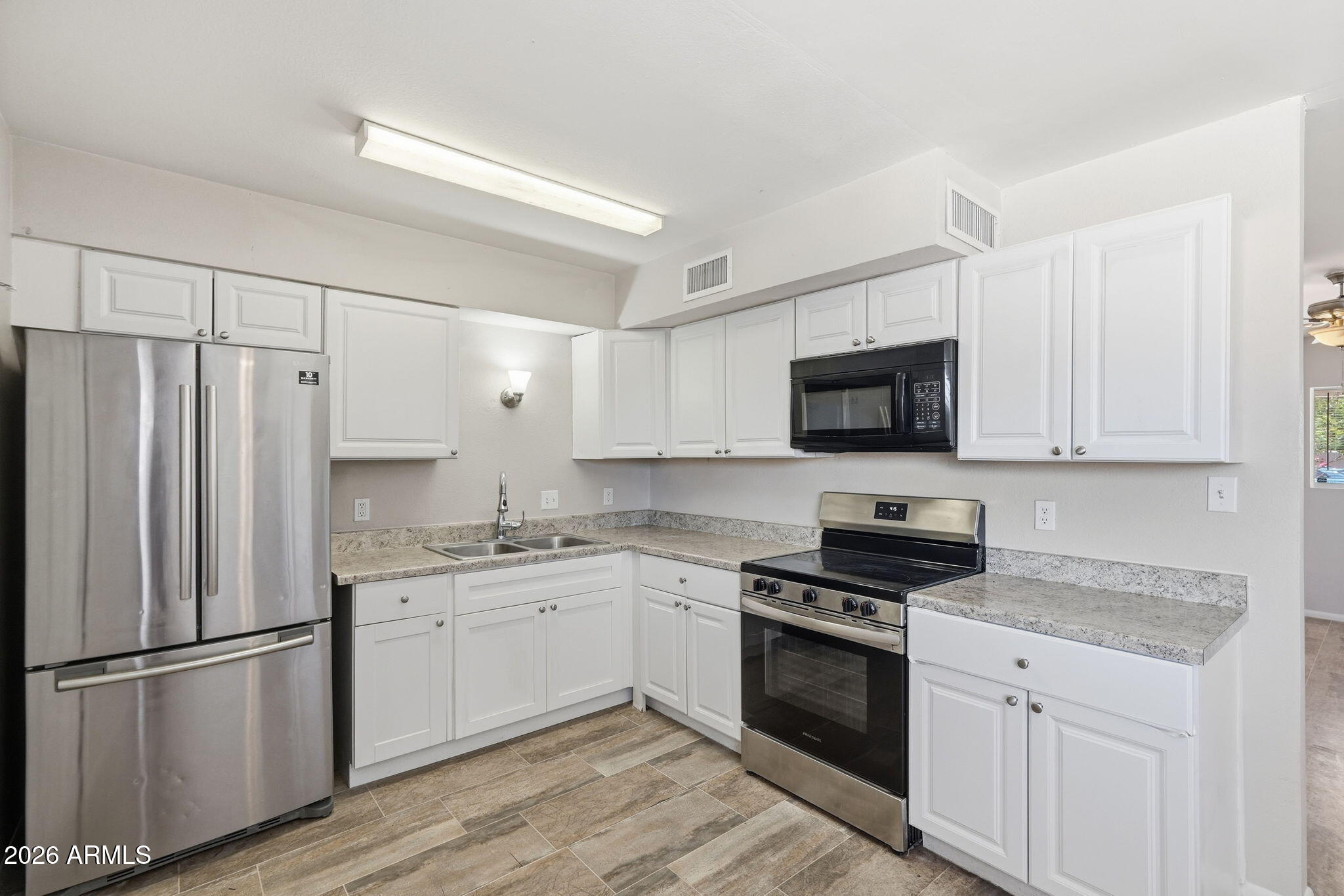 2112 W DAHLIA Drive