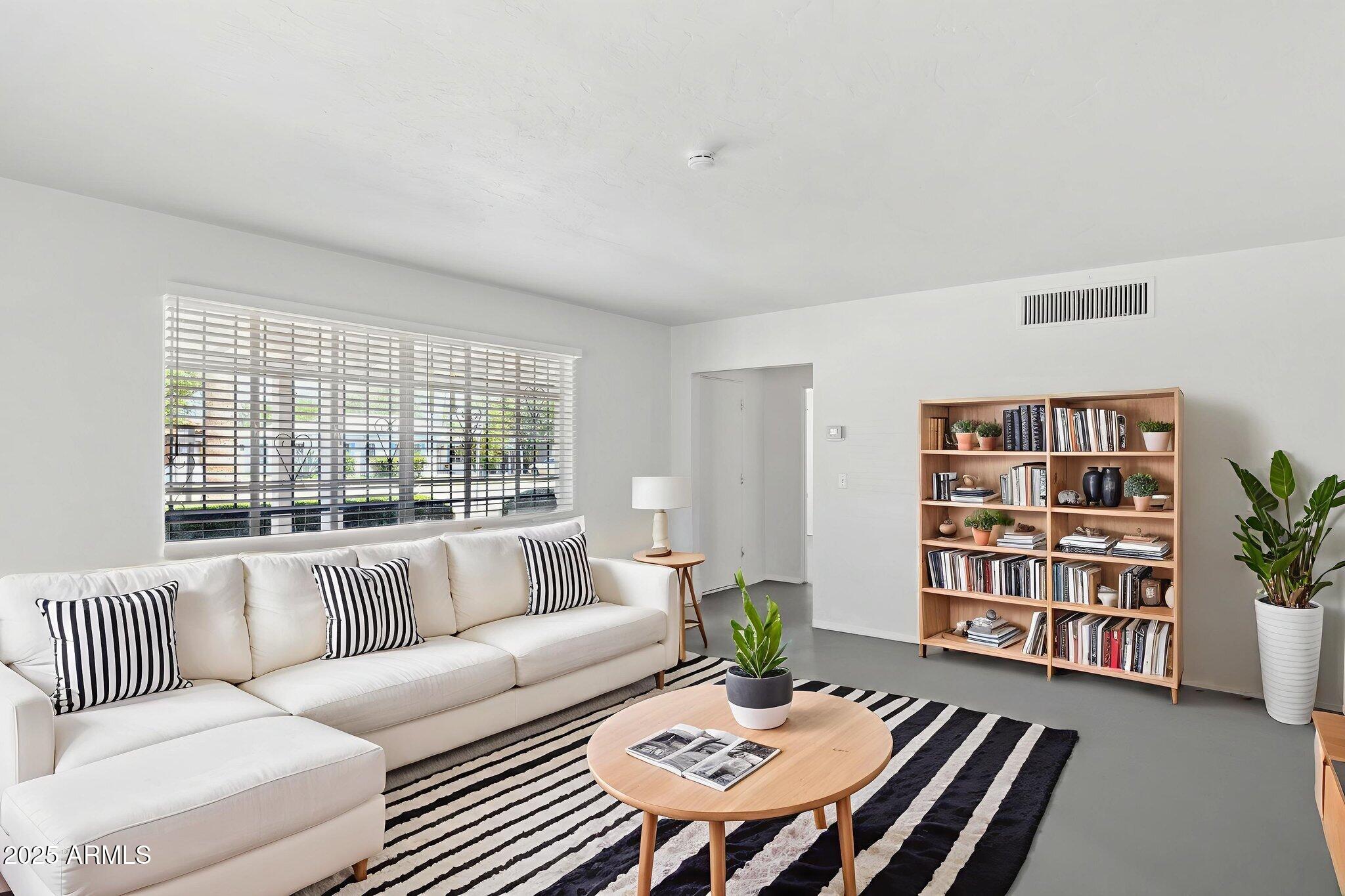541 W VERNON Avenue