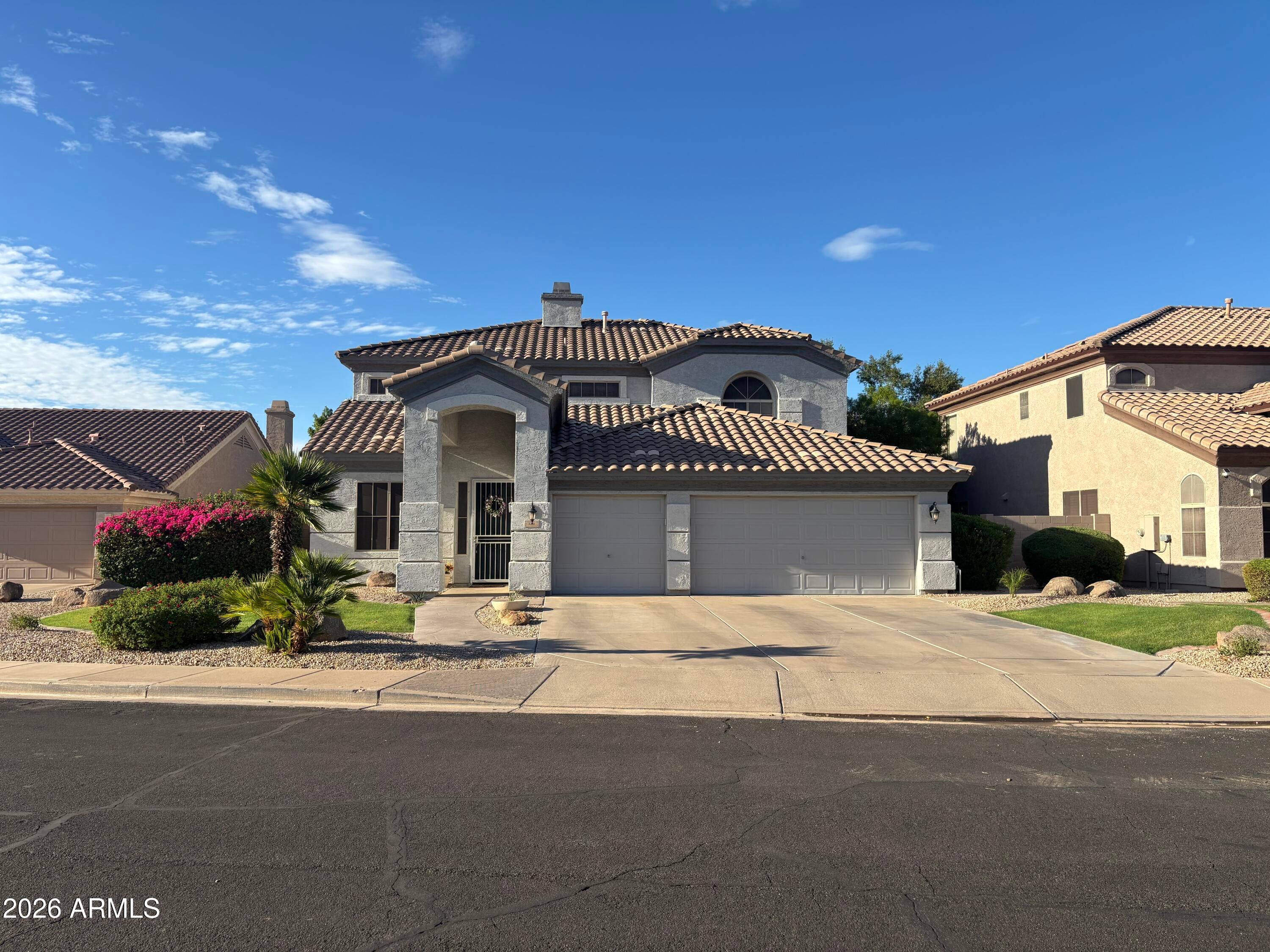 320 W LEAH Avenue