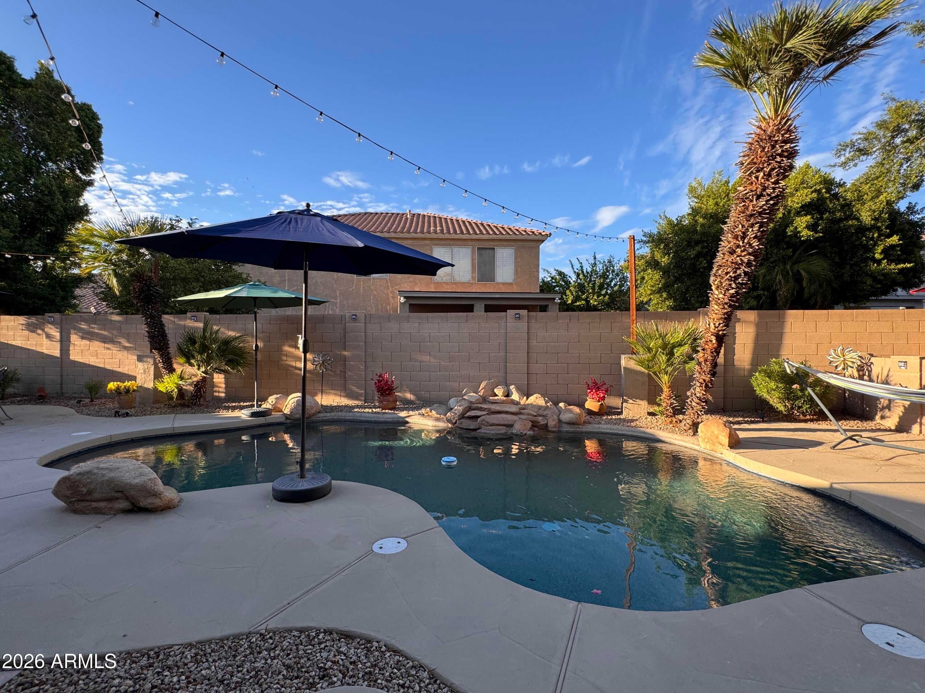 320 W LEAH Avenue