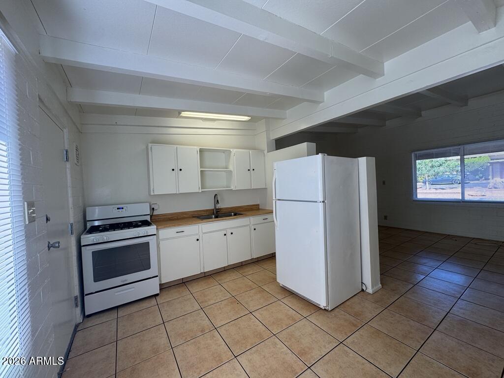 1800 E FRY Boulevard 18