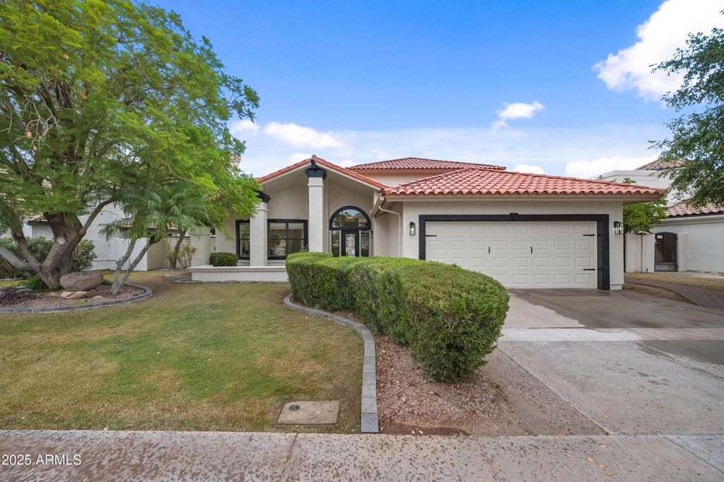Photo of 2036 E Catamaran Drive, Gilbert, AZ 85234 (MLS # 6931638)