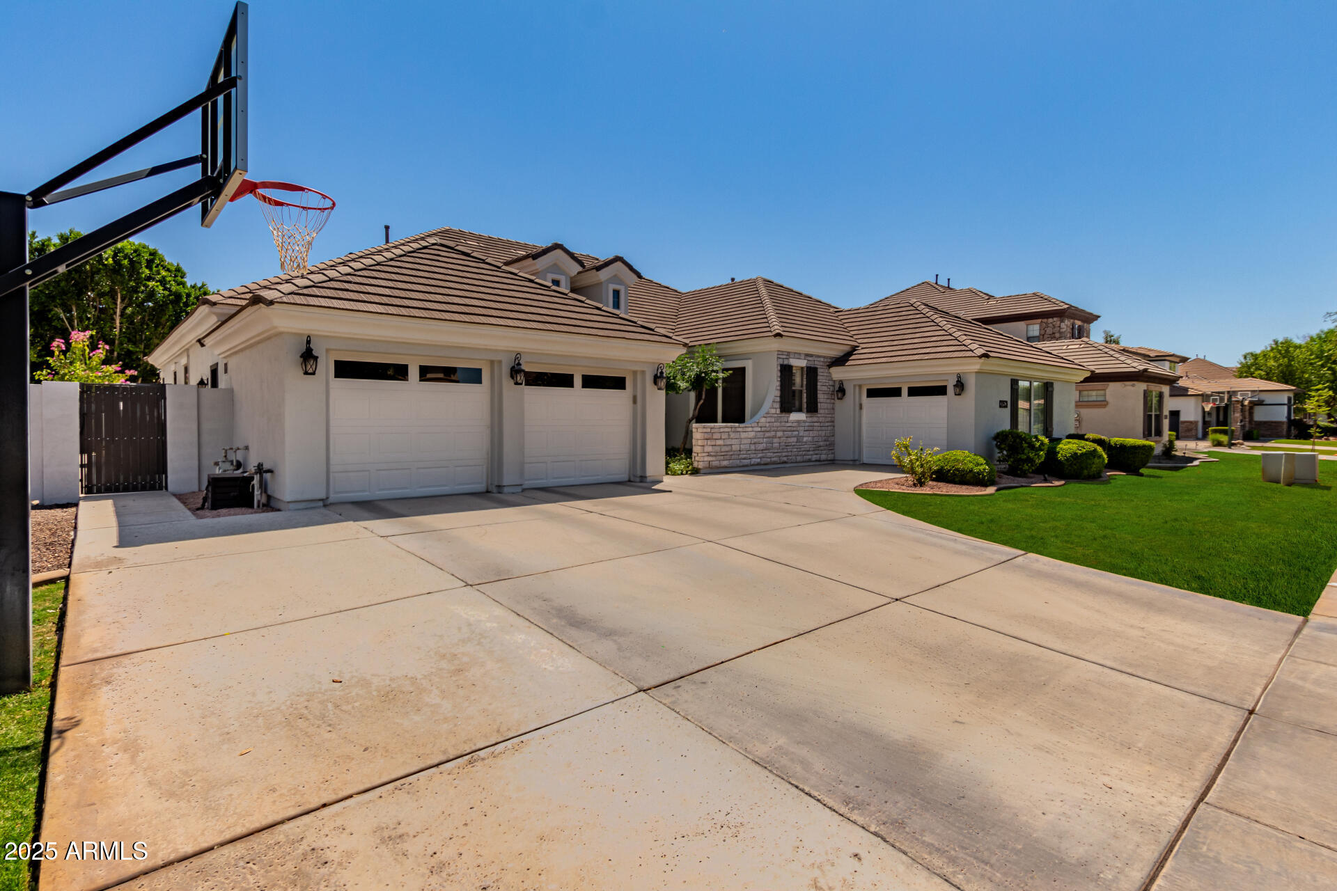 3153 E LINDA Lane