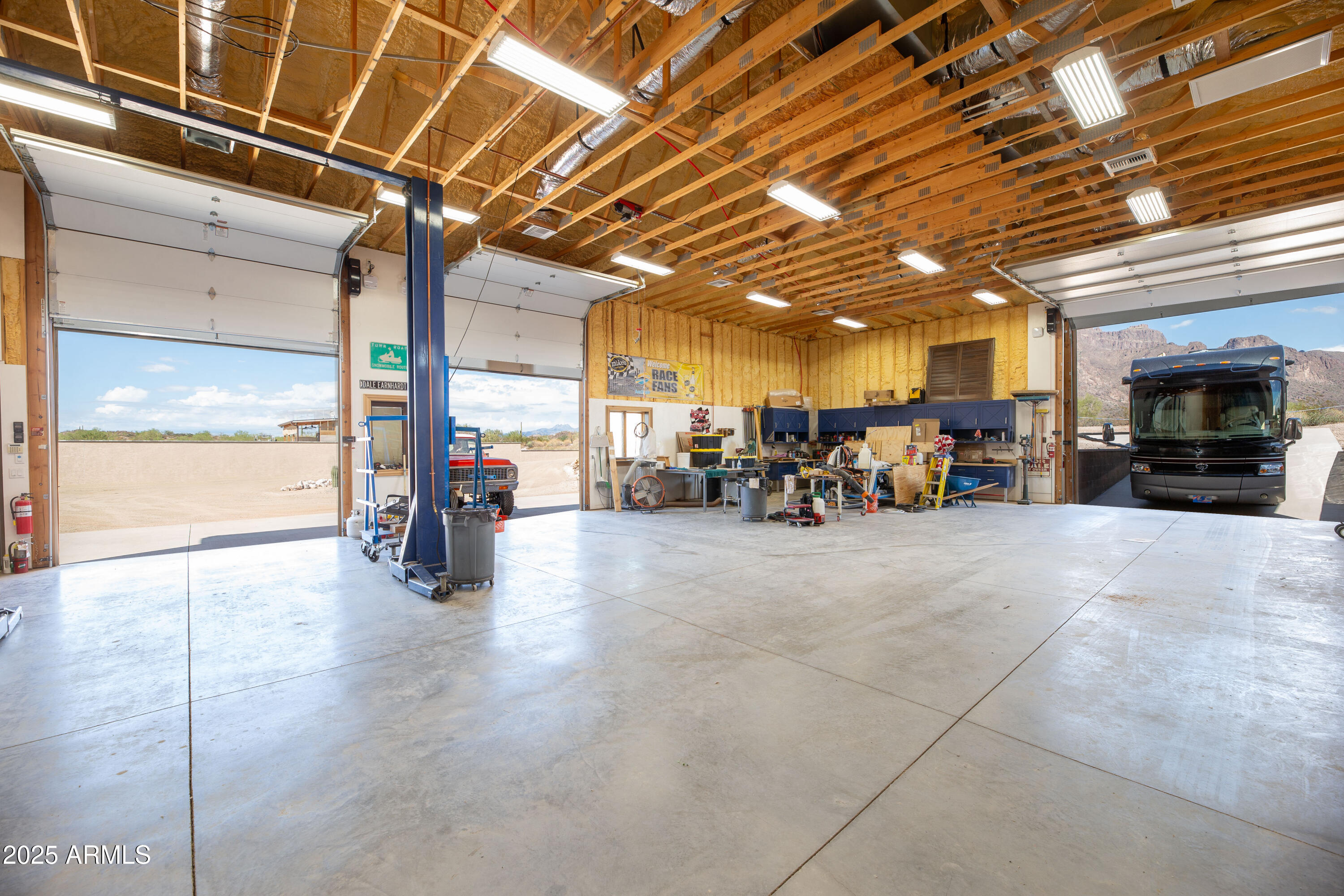 1532 N ROADRUNNER Road