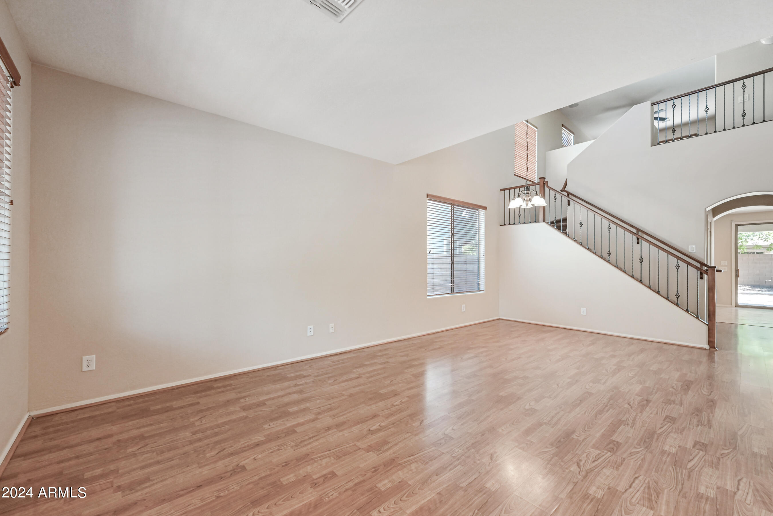 1543 E NIGHTINGALE Lane