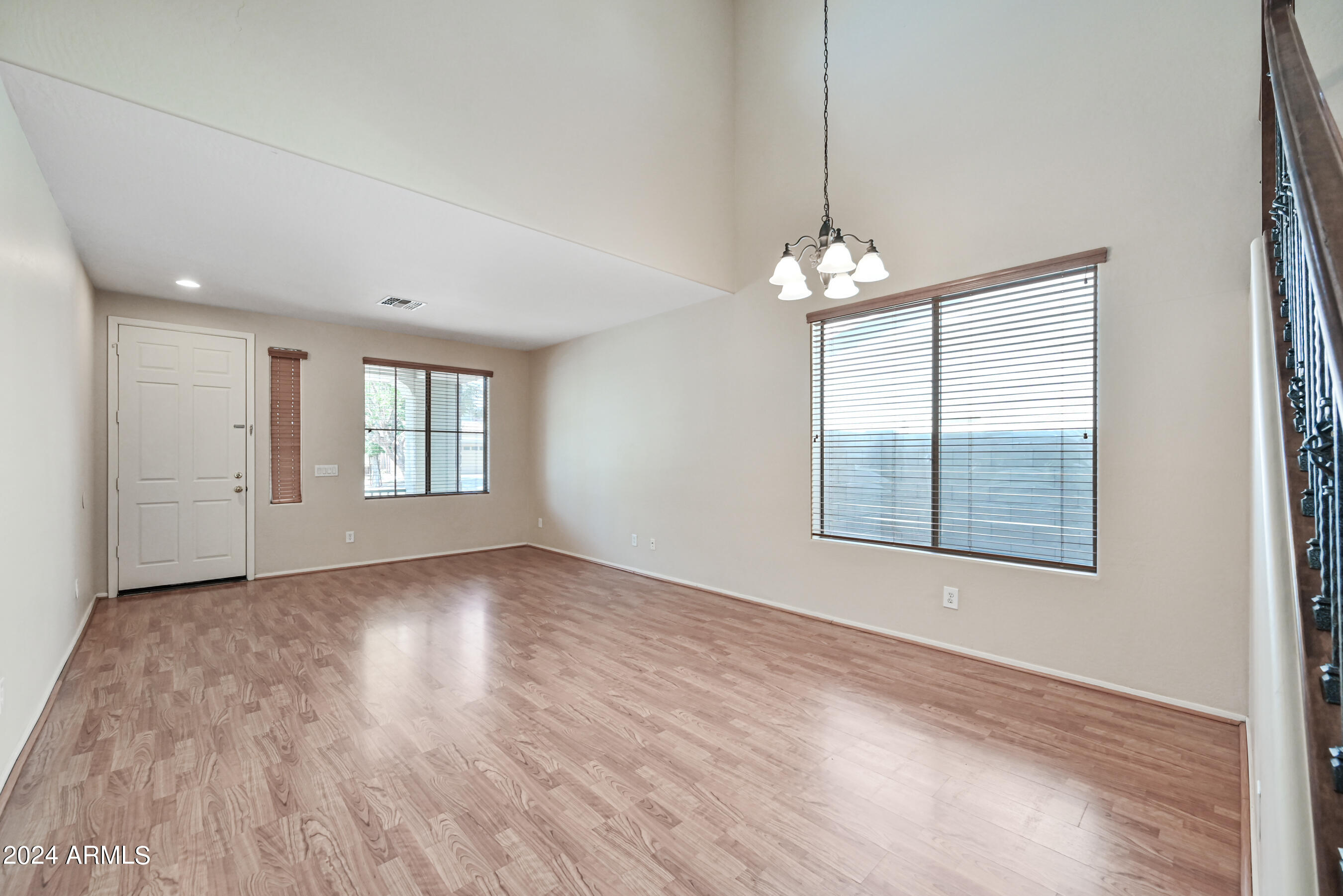 1543 E NIGHTINGALE Lane