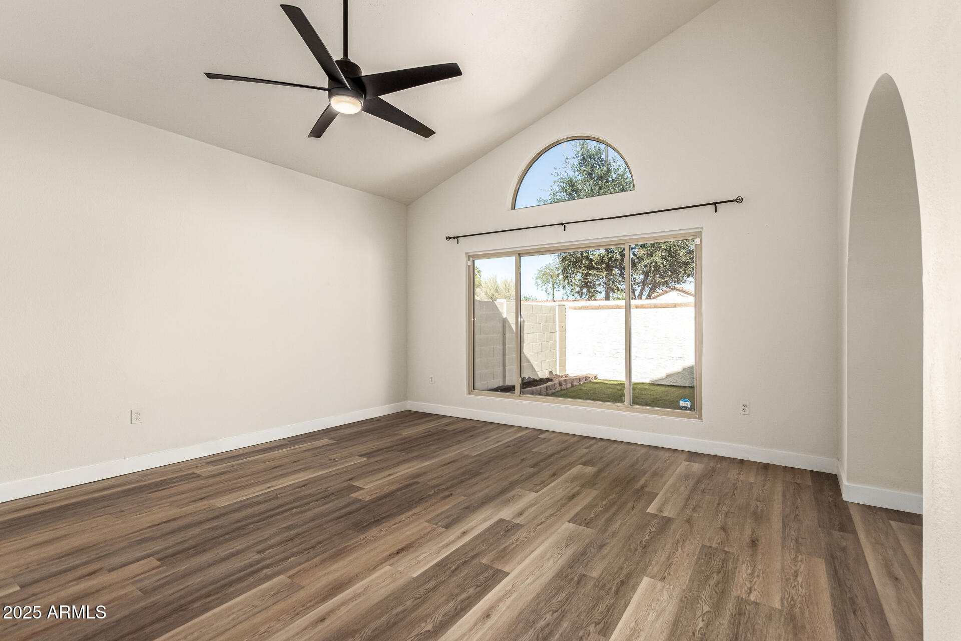 1538 E LAUREL Avenue