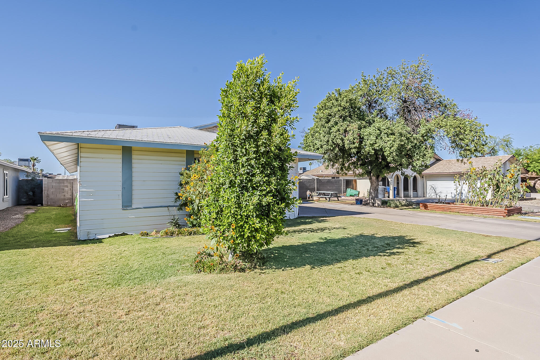 2202 W ENID Avenue