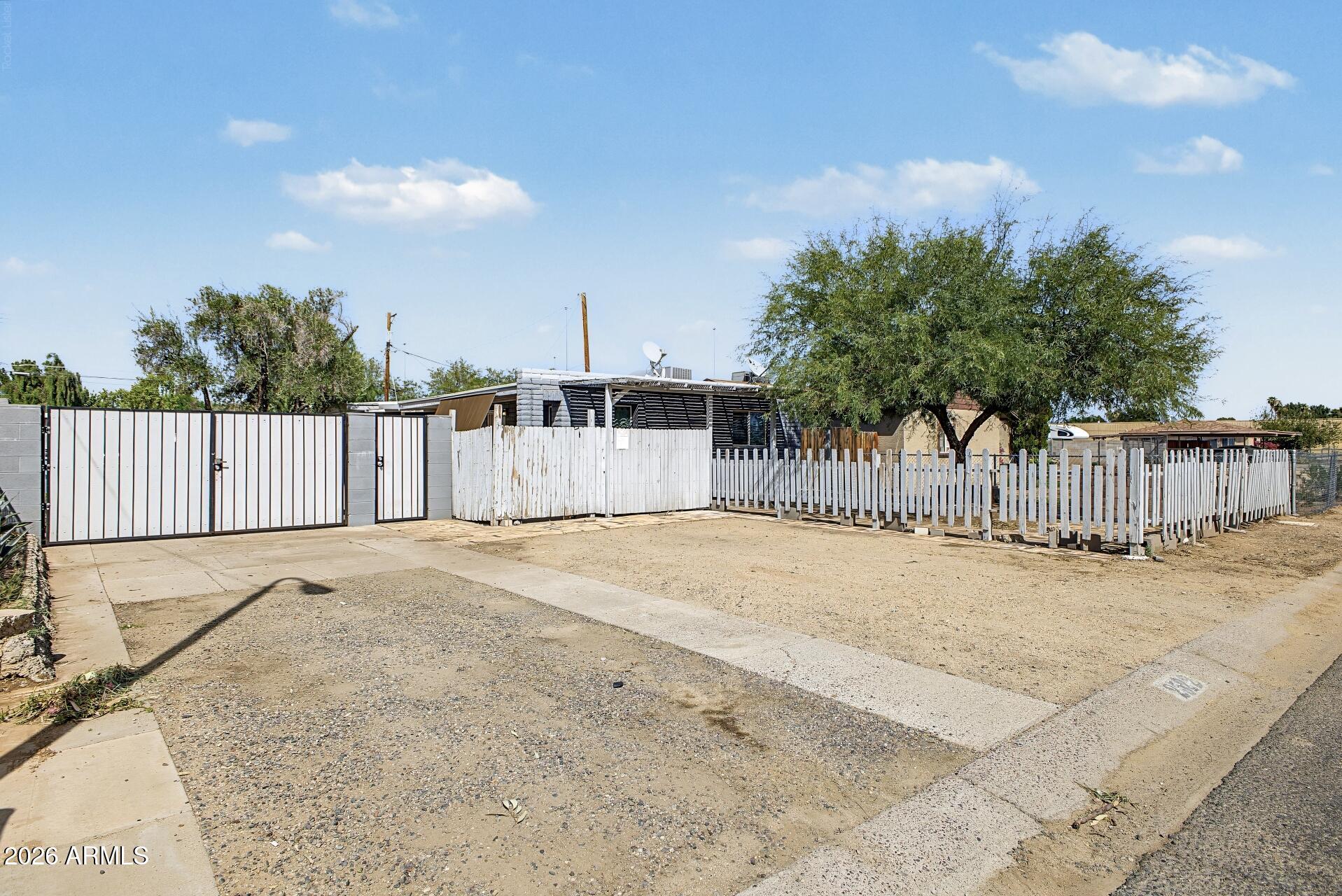 2522 W HAYWARD Avenue