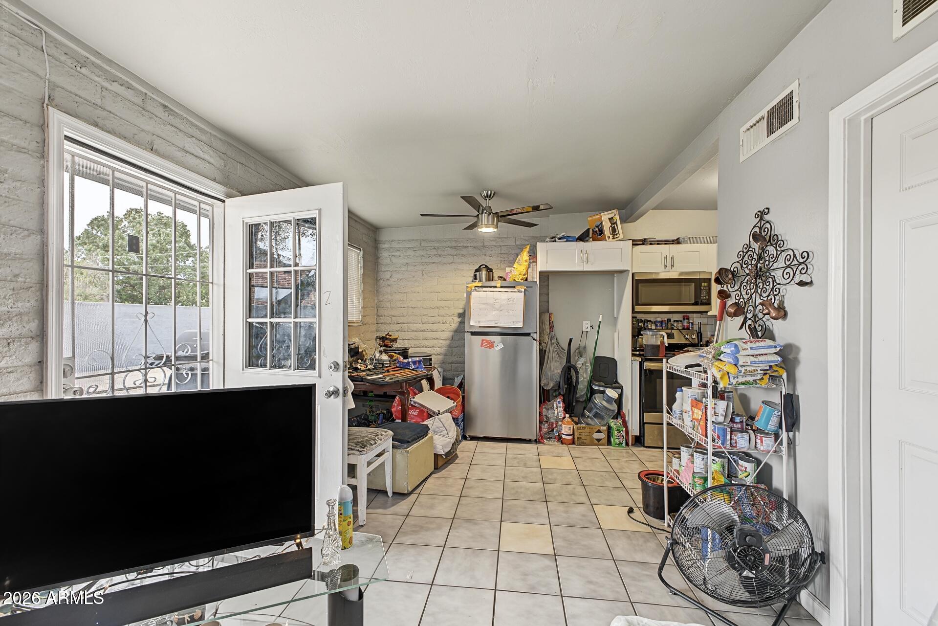 2522 W HAYWARD Avenue