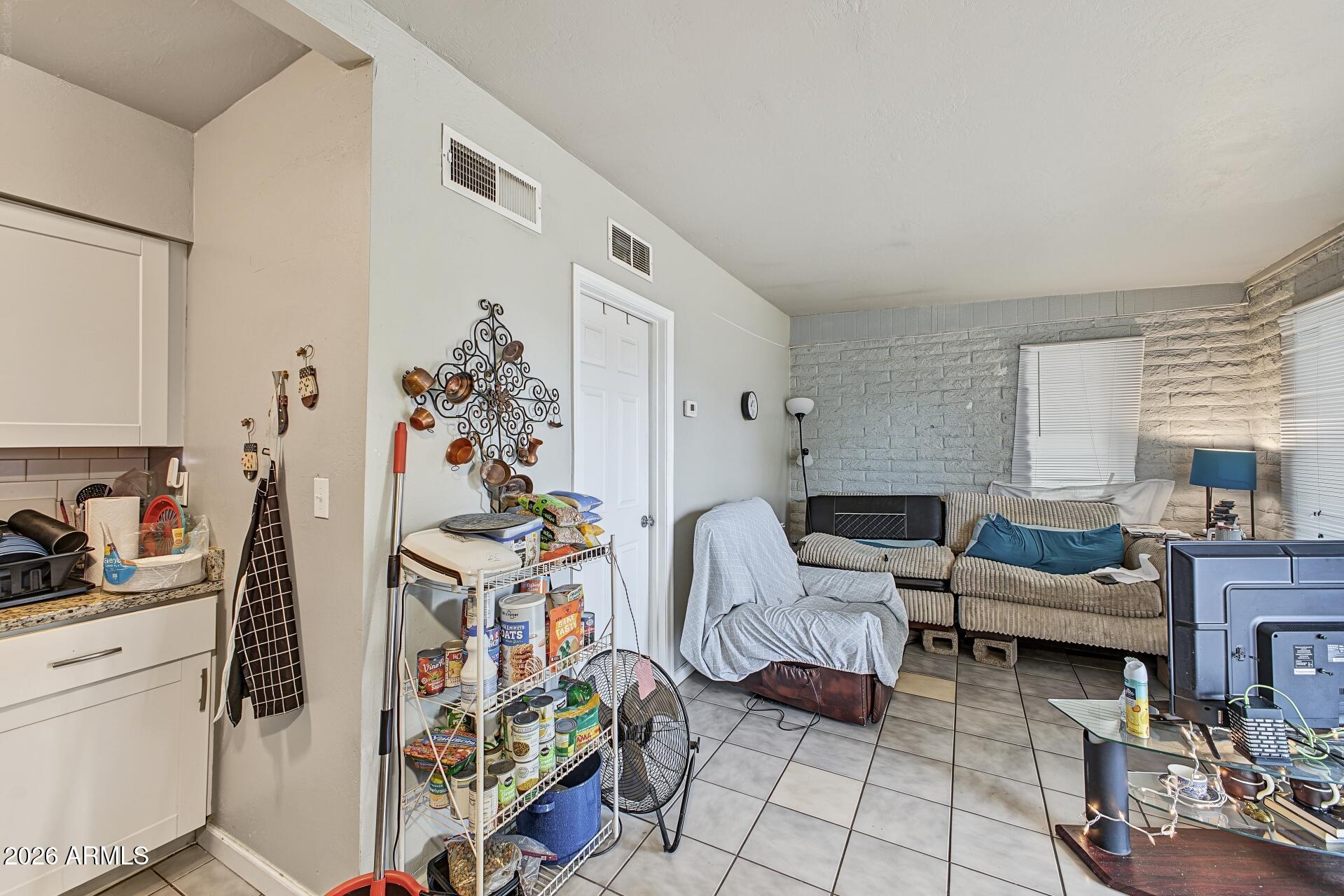 2522 W HAYWARD Avenue
