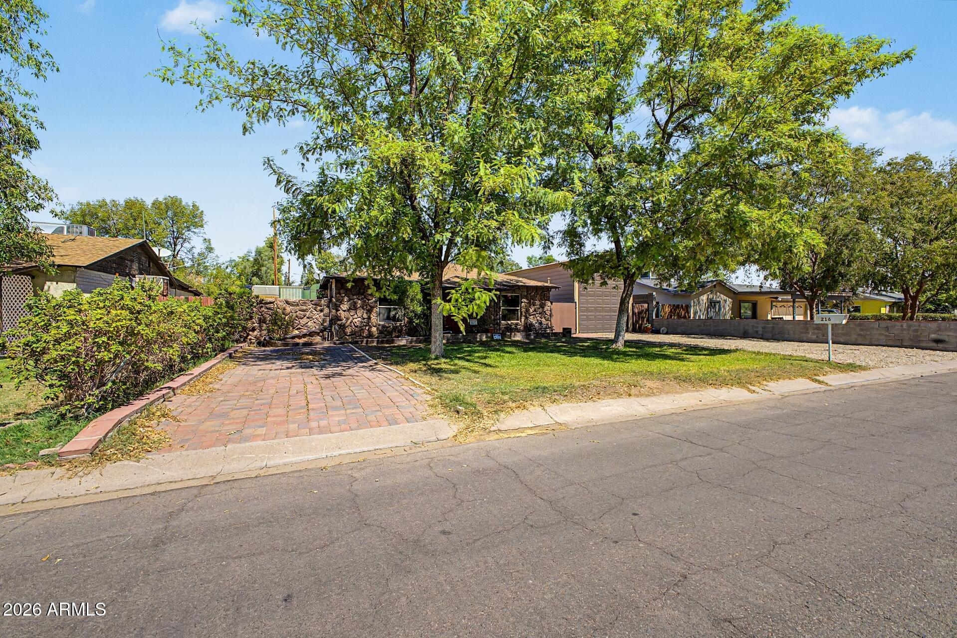2216 W AUGUSTA Avenue