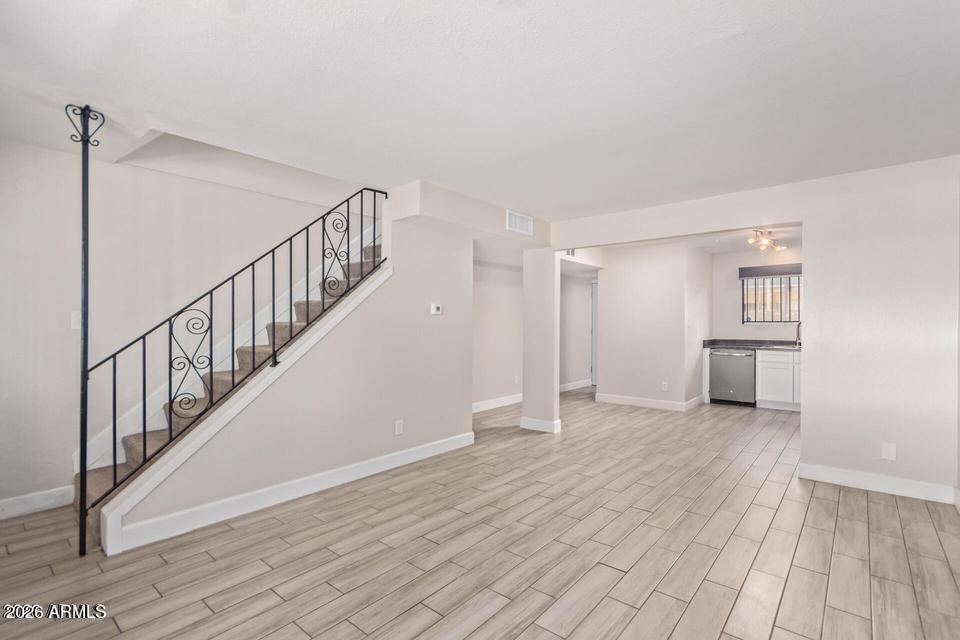 1533 W MISSOURI Avenue 6