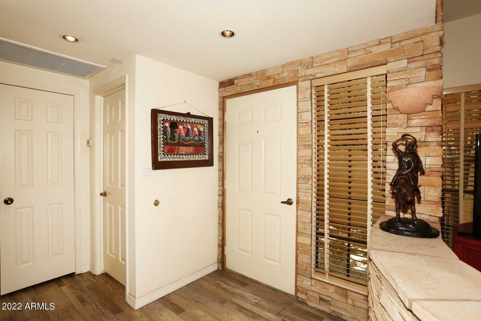 9705 E MOUNTAIN VIEW Road 1032