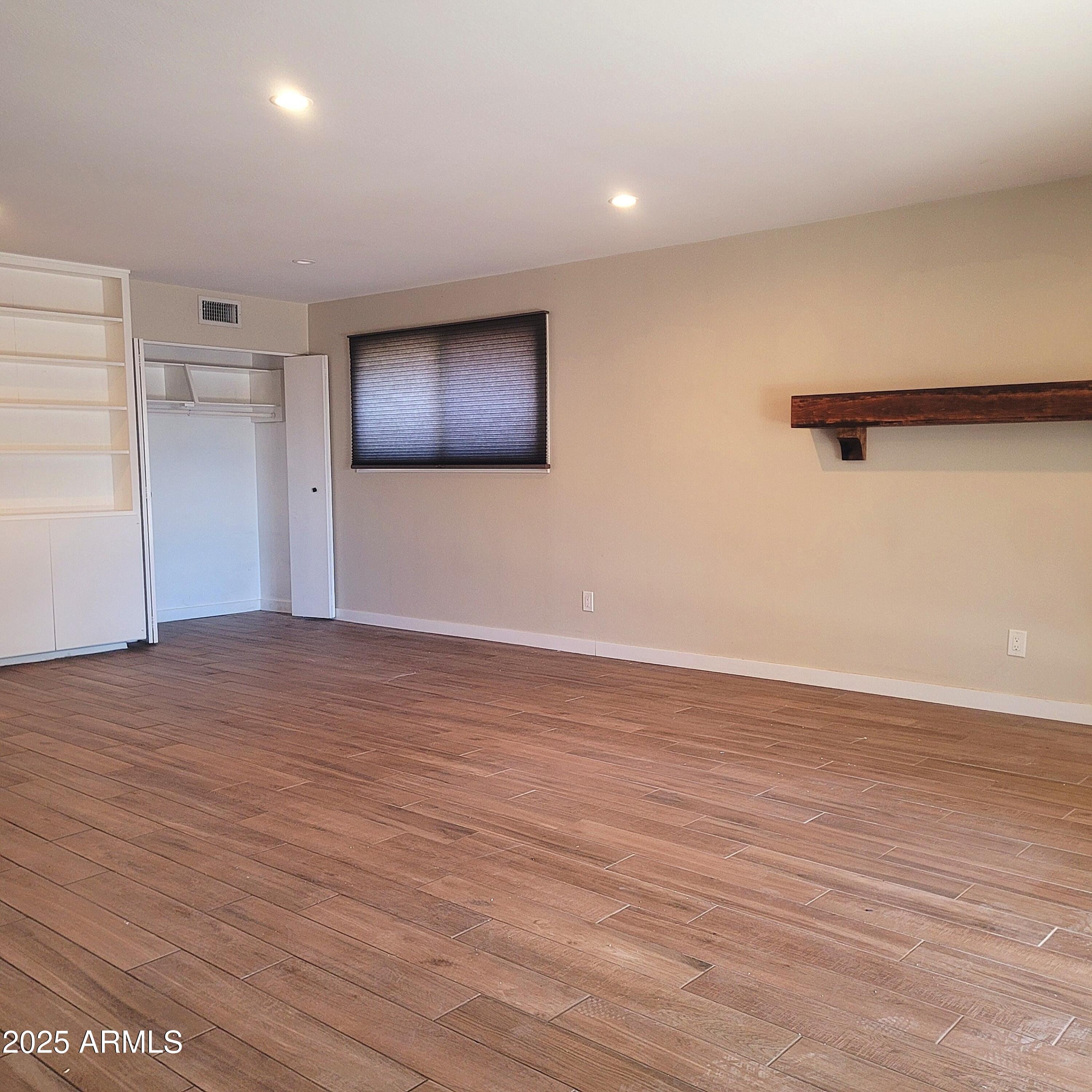 1229 E MANHATTON Drive