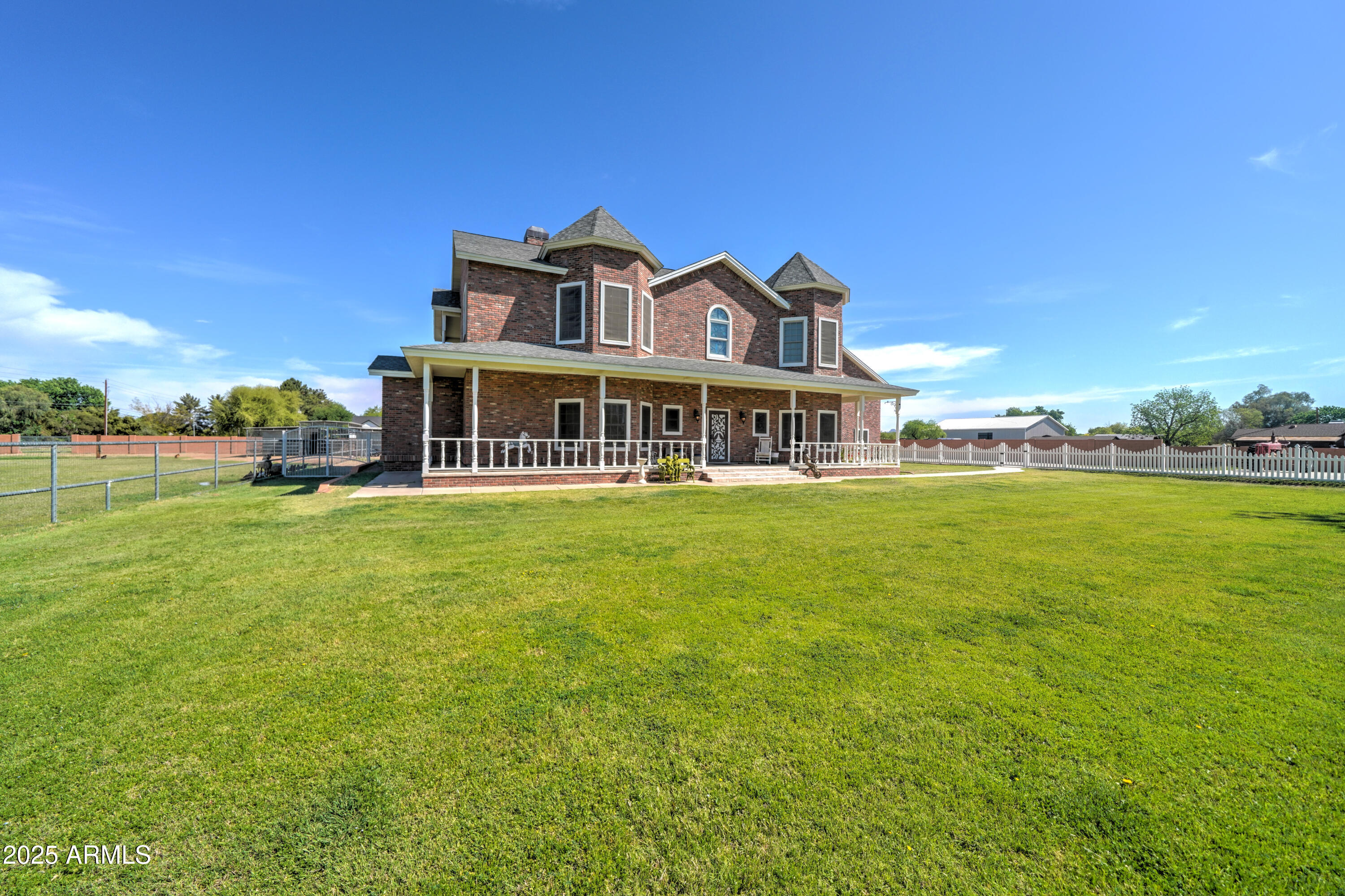 424 E LEHI Road