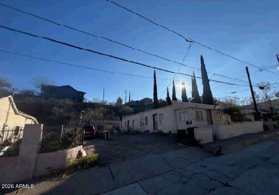 189 S ADONIS Avenue