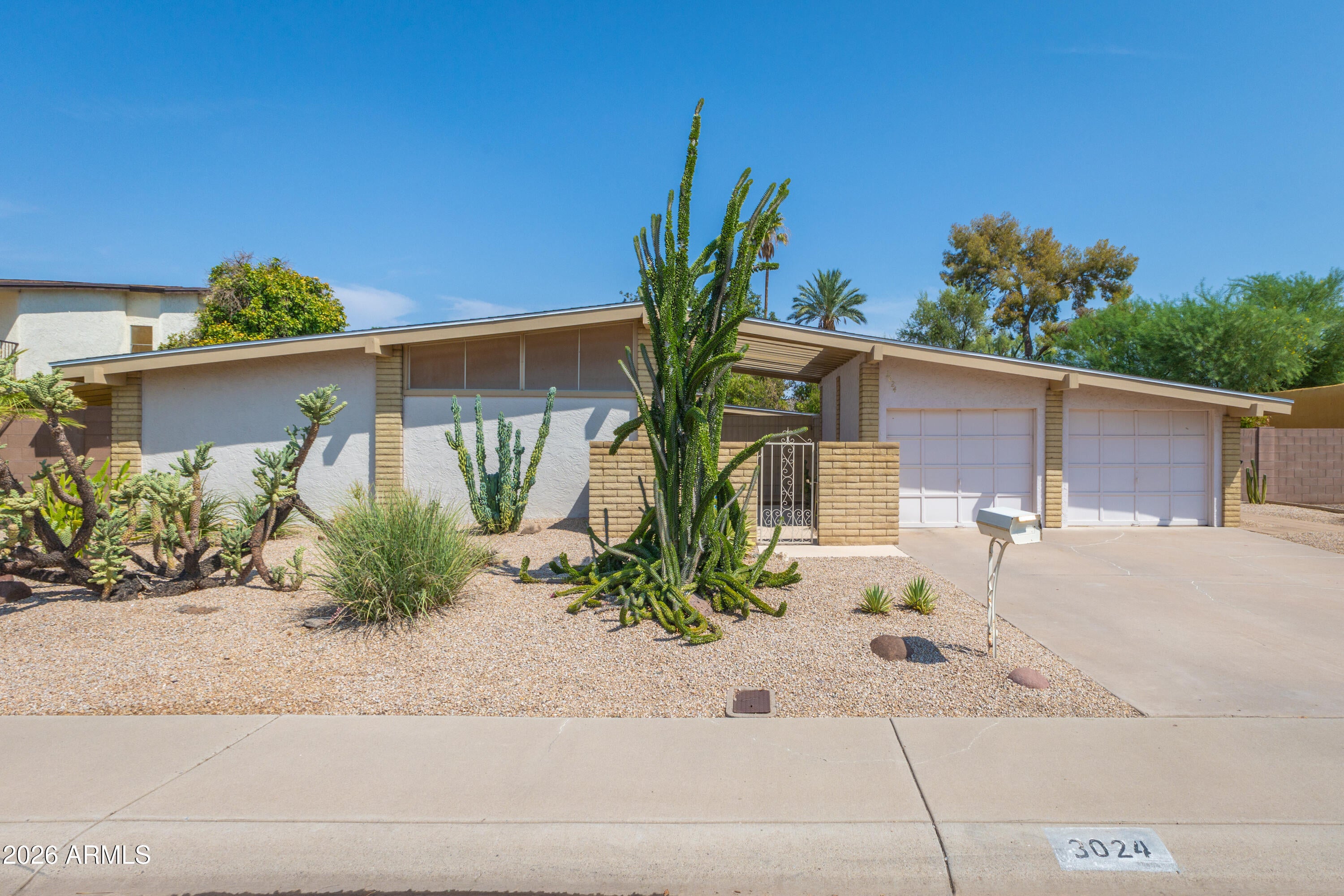 3024 W DESERT COVE Avenue