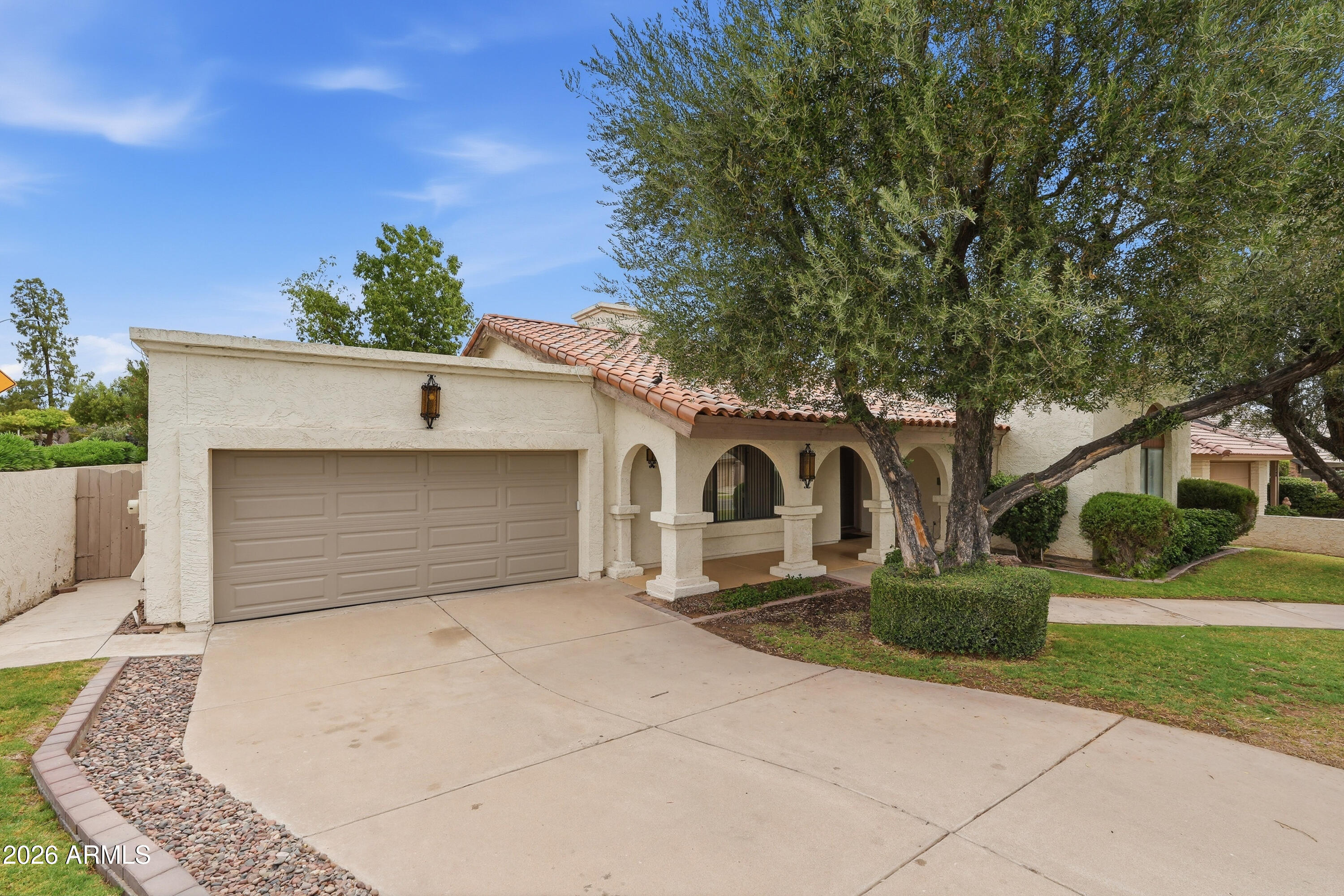 1204 E COMMODORE Place