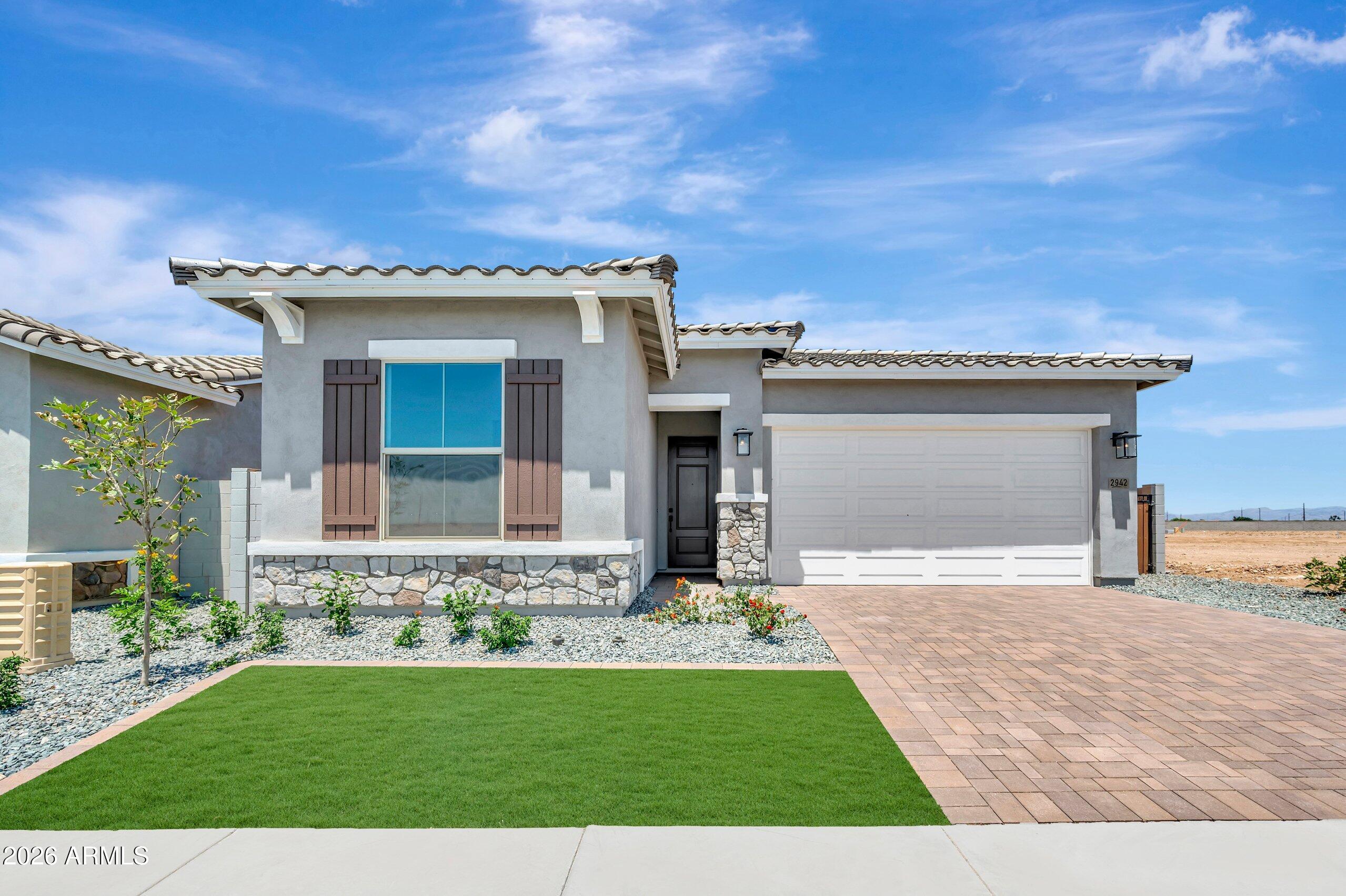 2942 E MANZANILA Avenue