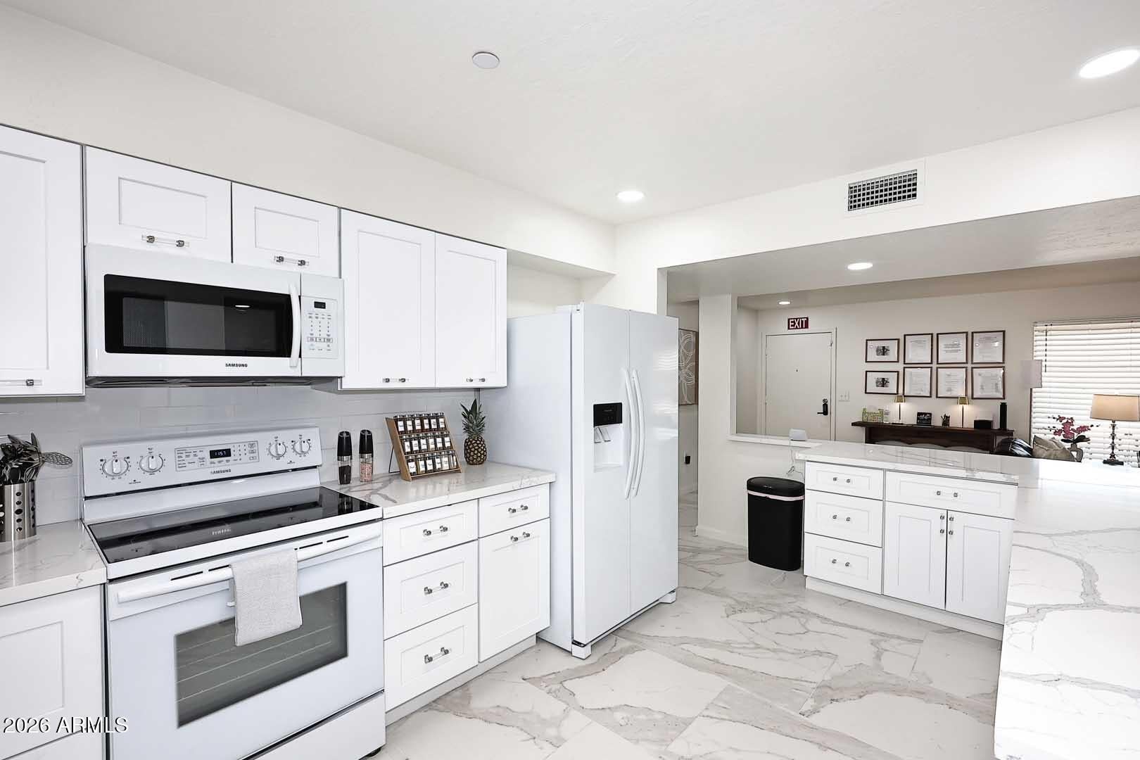 10013 W DESERT FOREST Circle