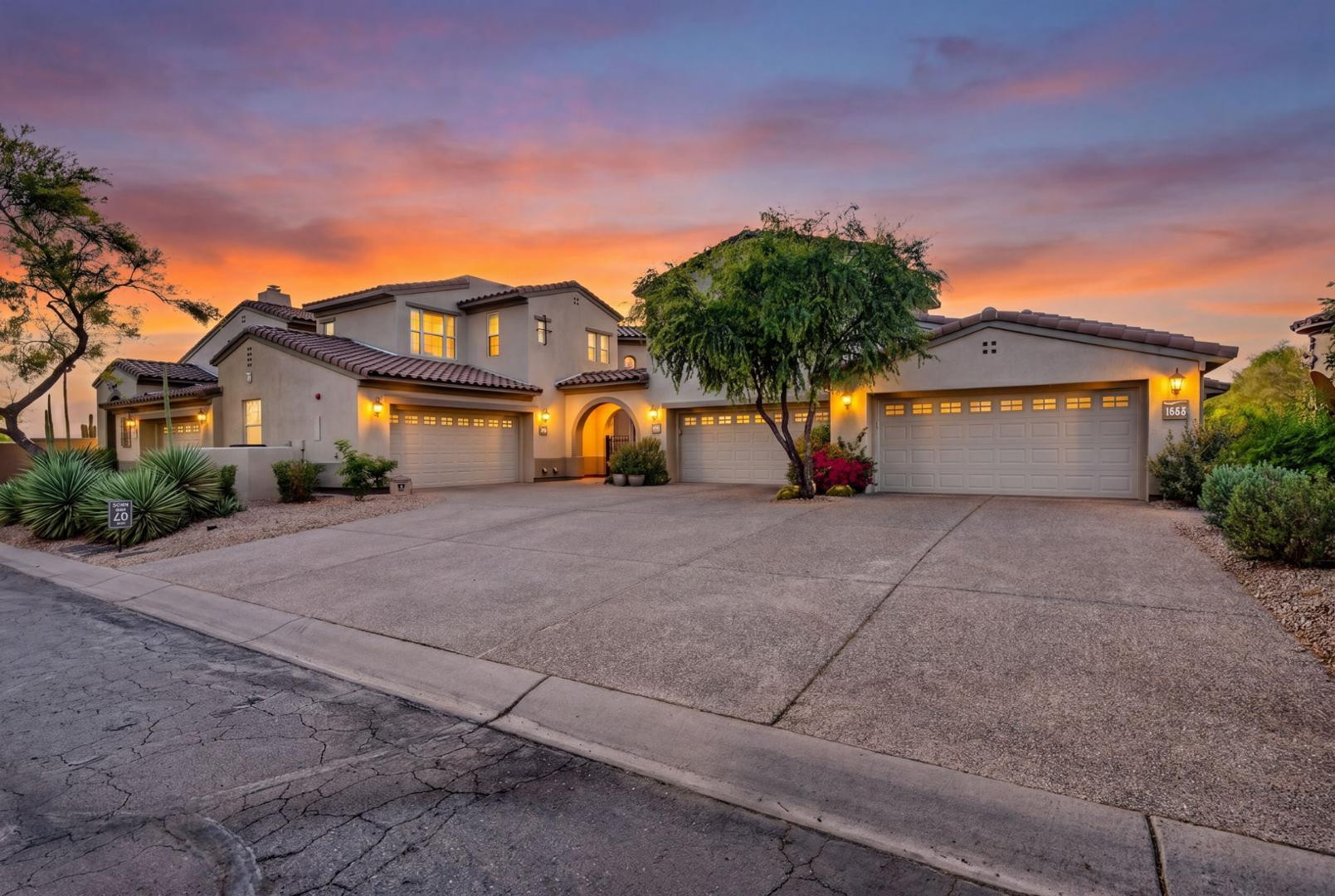 20802 N GRAYHAWK Drive 1087
