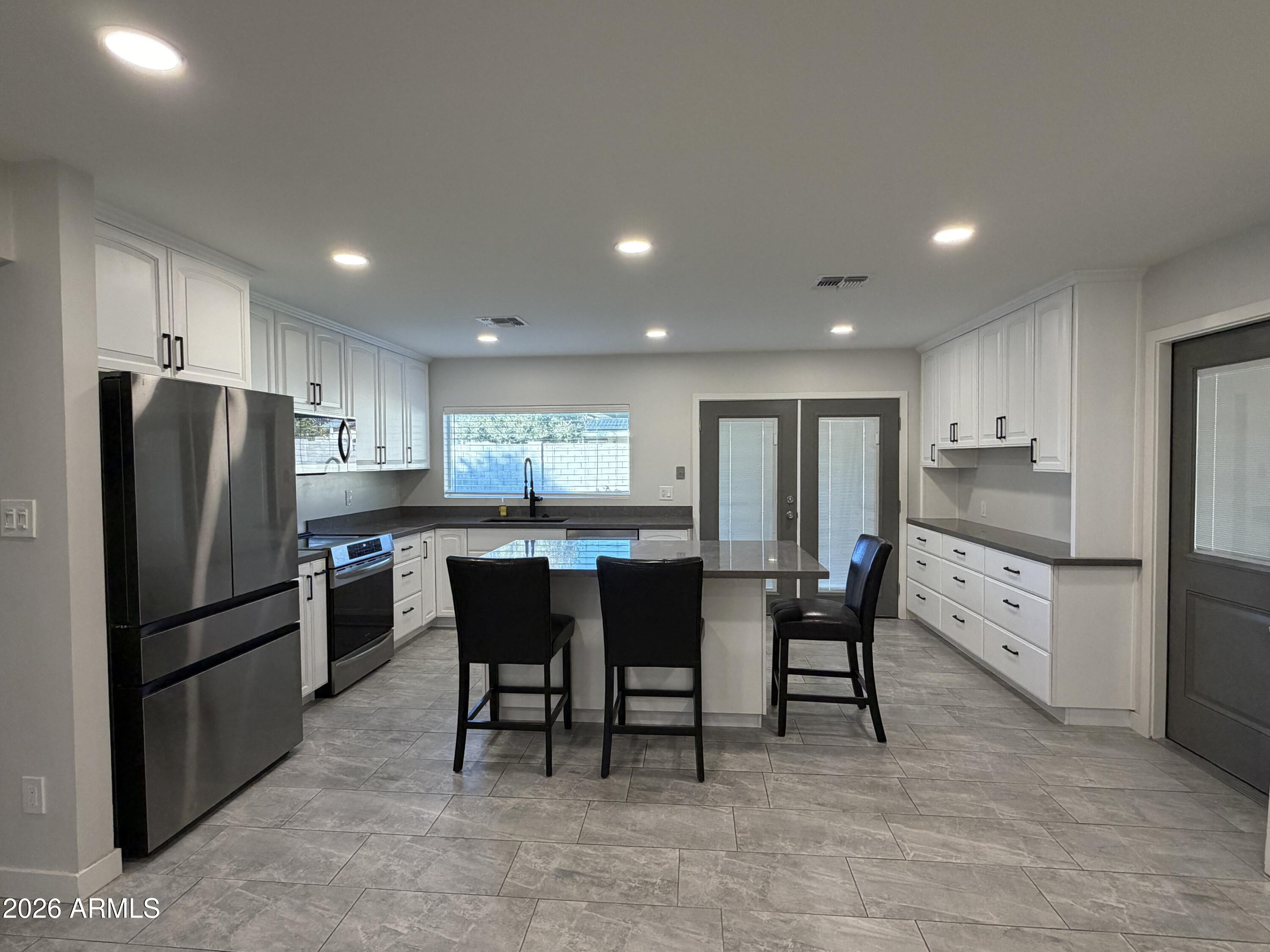 4140 W PARADISE Drive