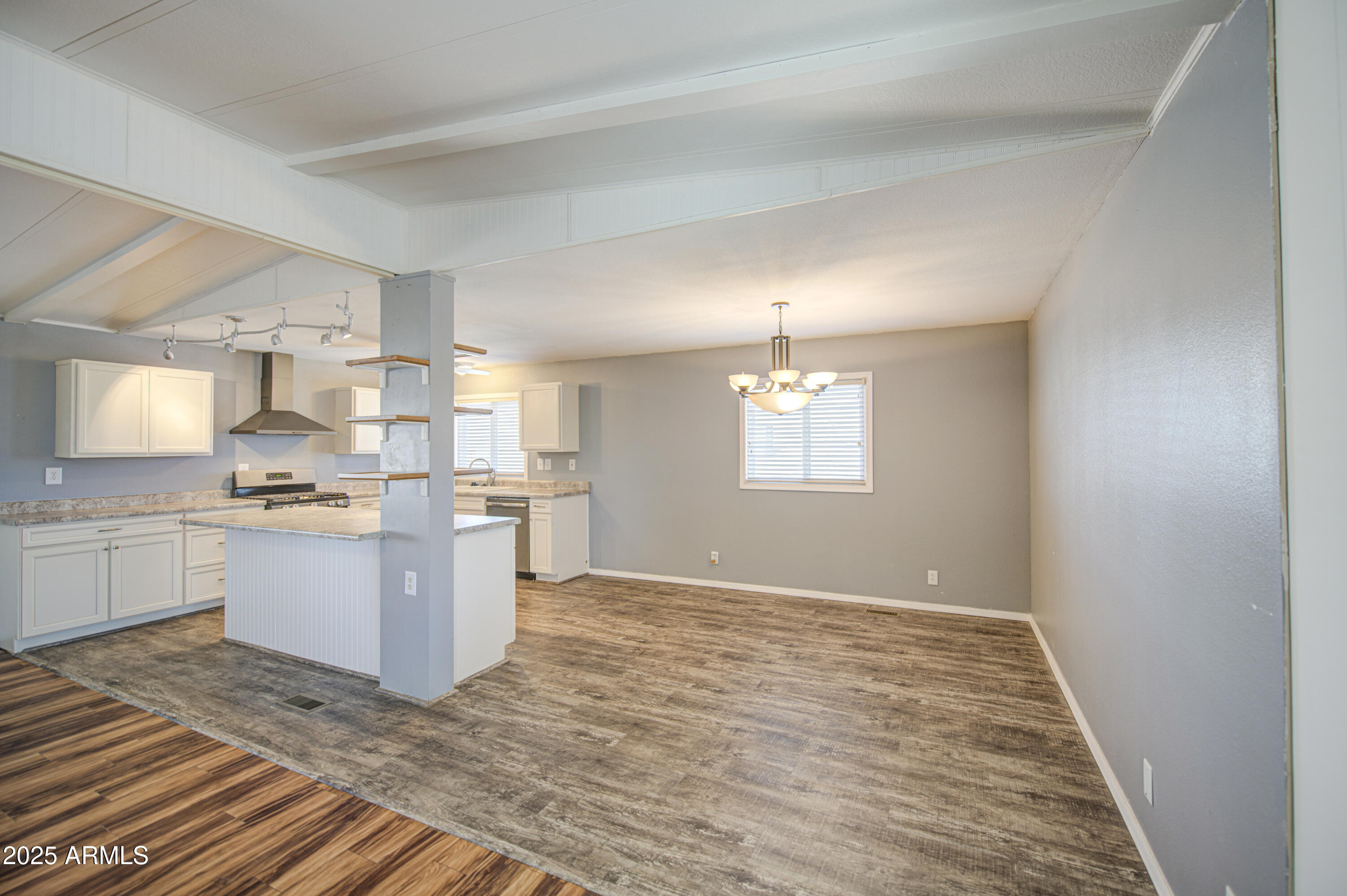 811 E LANCASTER Circle