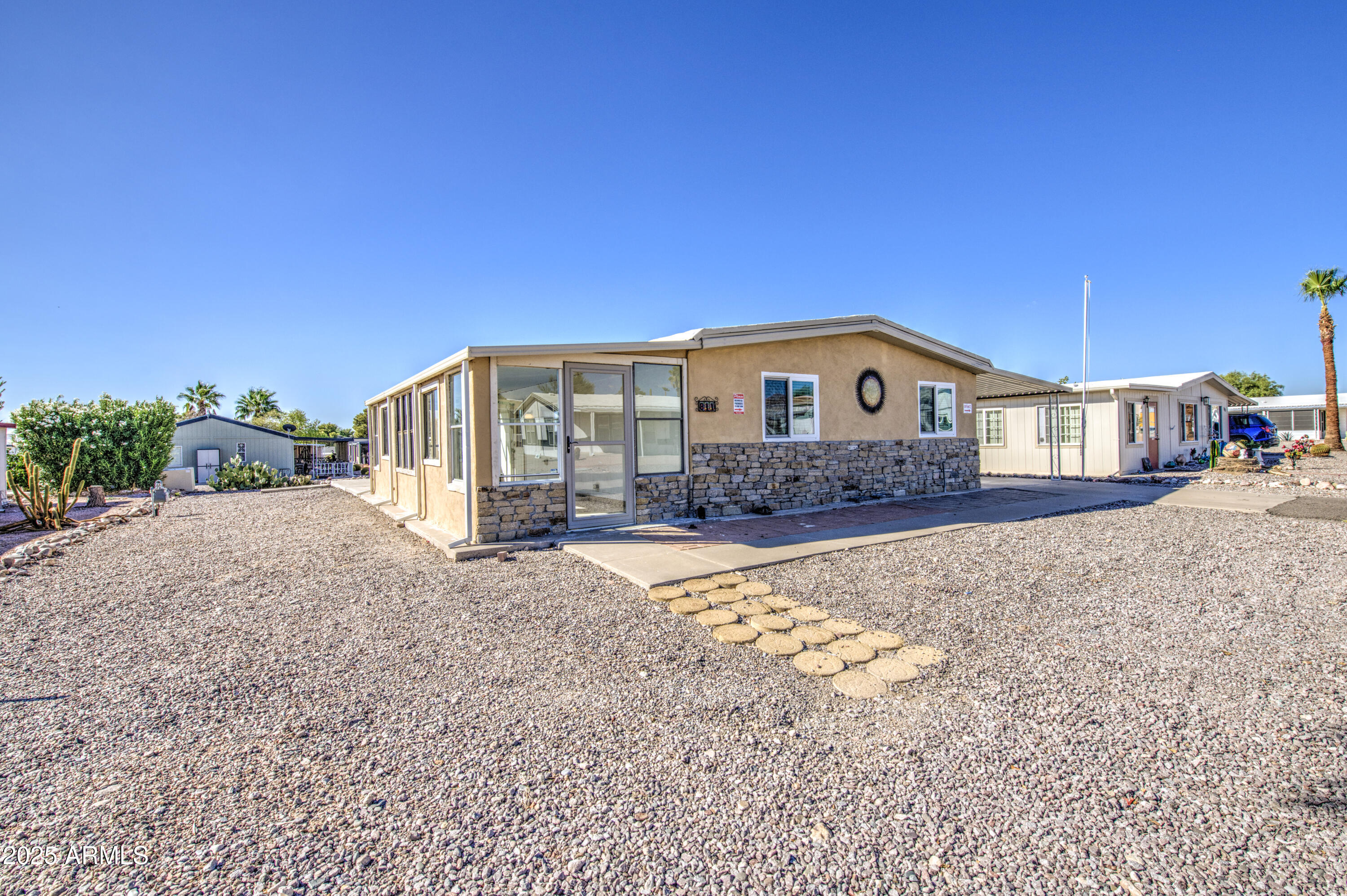 811 E LANCASTER Circle