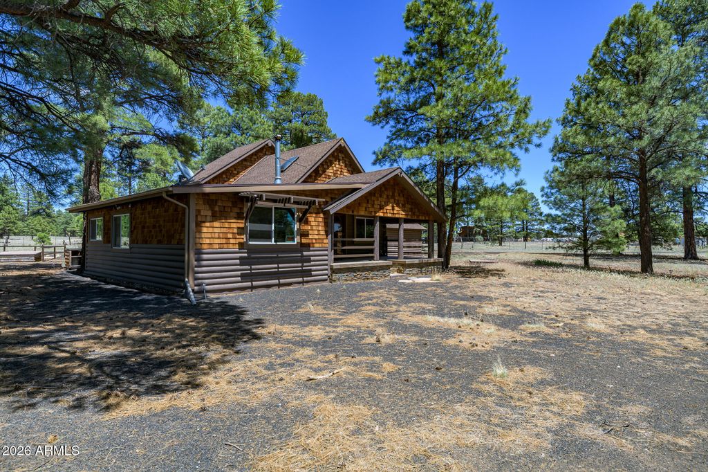 Photo of 10500 Dianna Place, Flagstaff, AZ 86004 (MLS # 7032914)