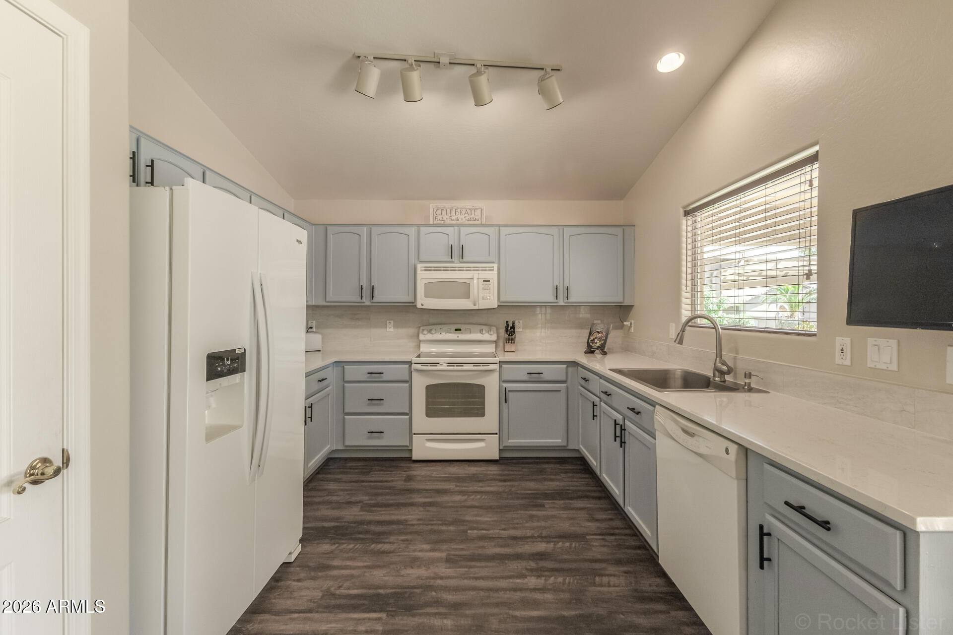 2643 E DESERT WIND Drive