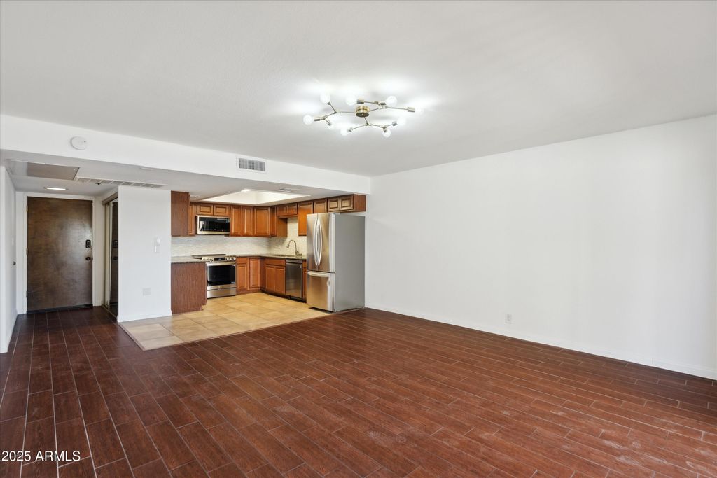 listing image 0