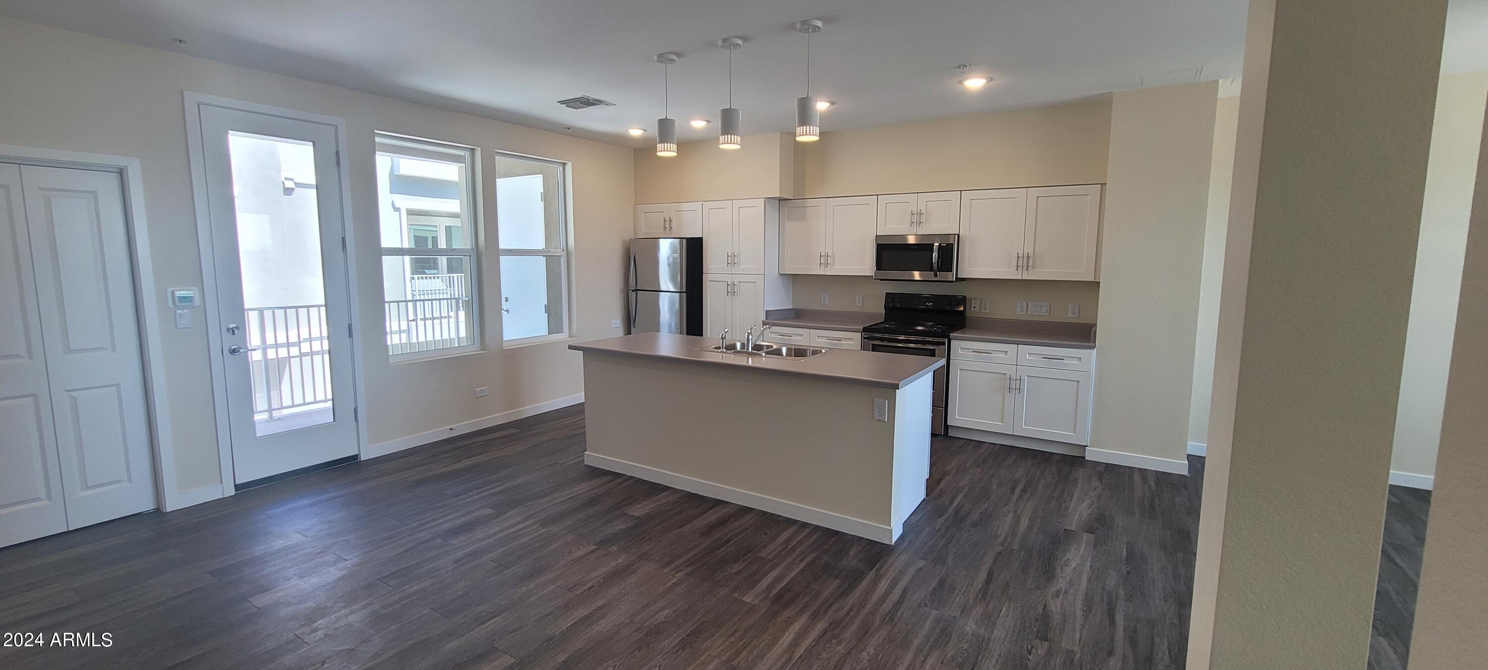 Photo 14 of 19 of 639 W PEPPER Place 109 townhome