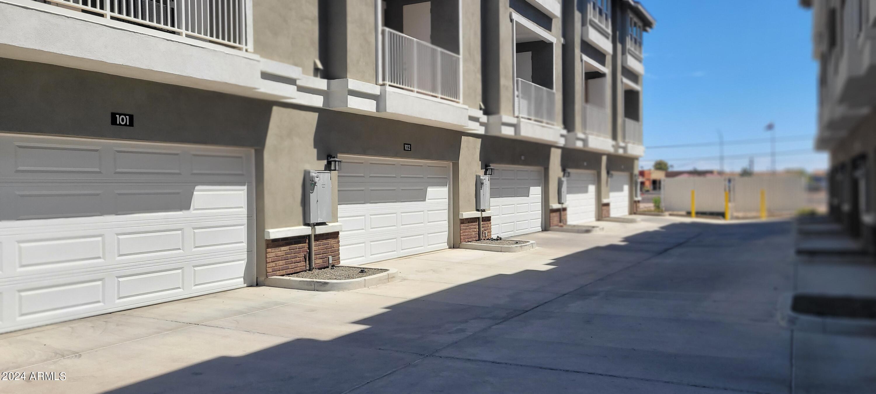 Photo 5 of 19 of 639 W PEPPER Place 109 townhome