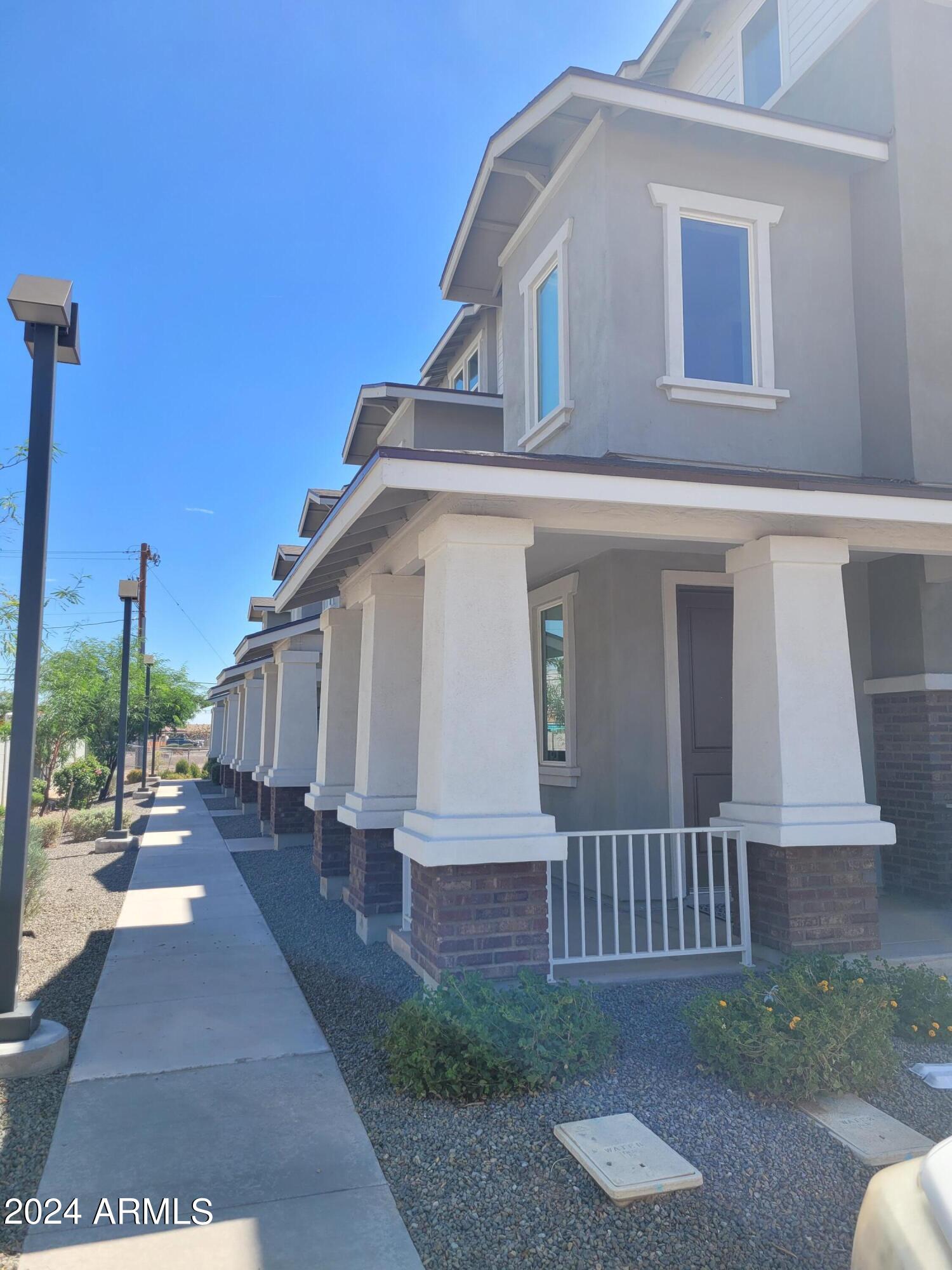 Photo 2 of 19 of 639 W PEPPER Place 109 townhome