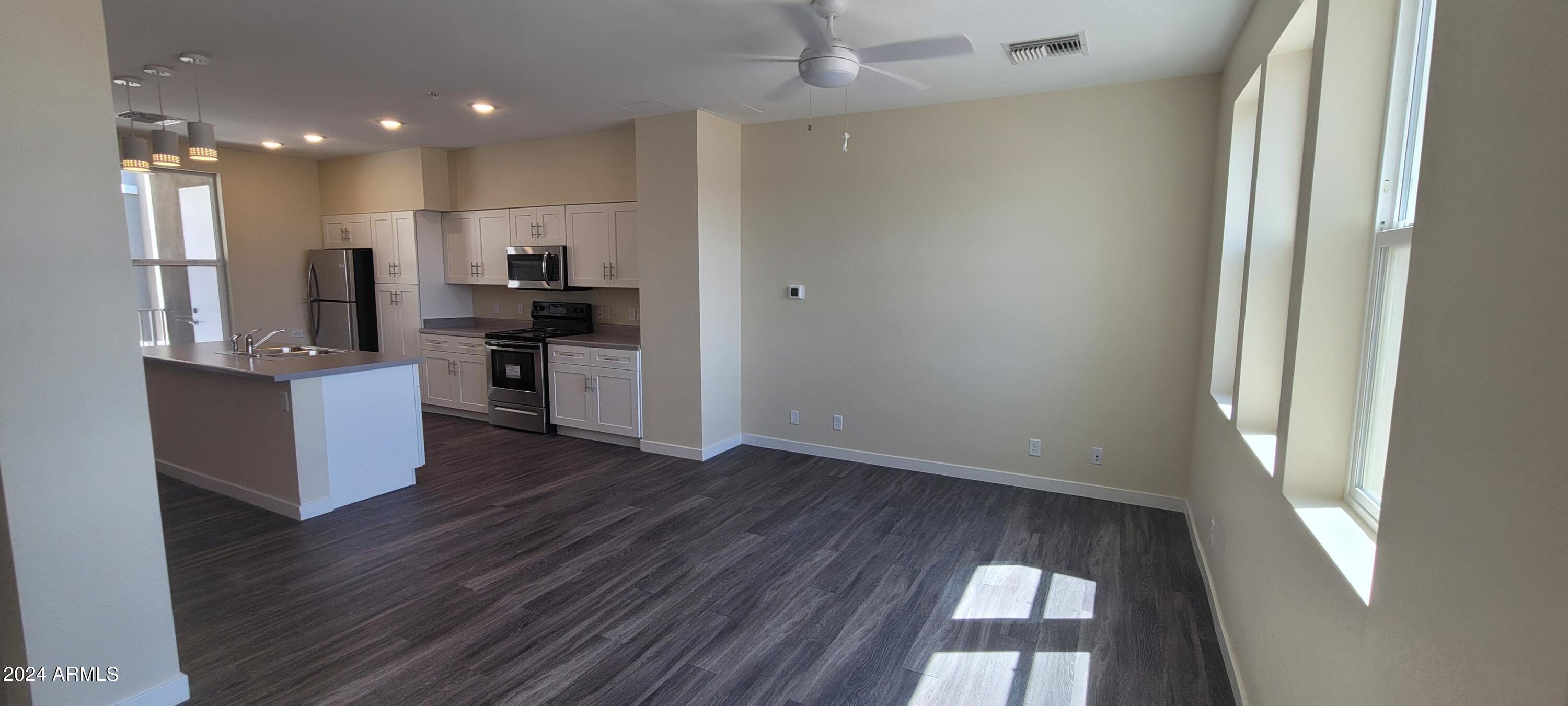 Photo 12 of 19 of 639 W PEPPER Place 109 townhome