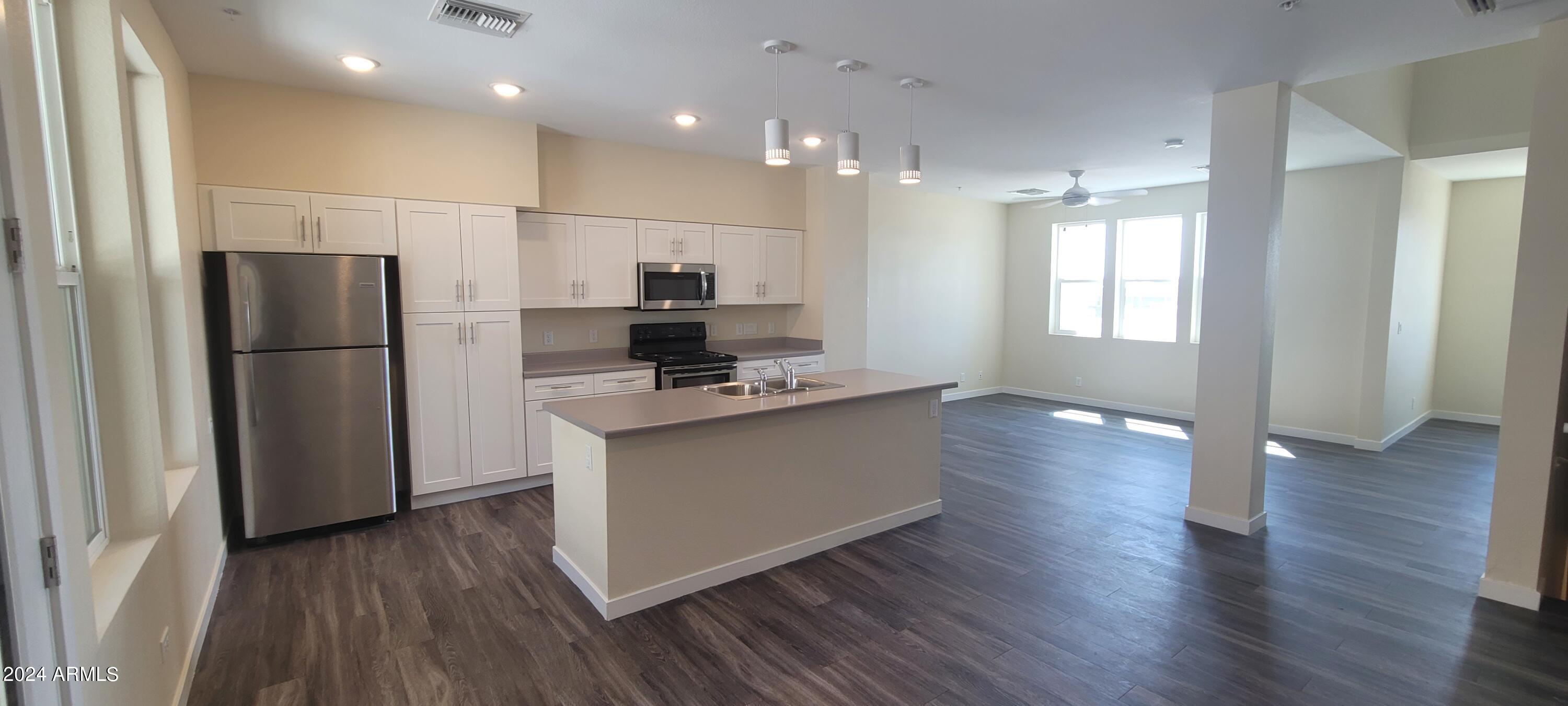 Photo 13 of 19 of 639 W PEPPER Place 109 townhome